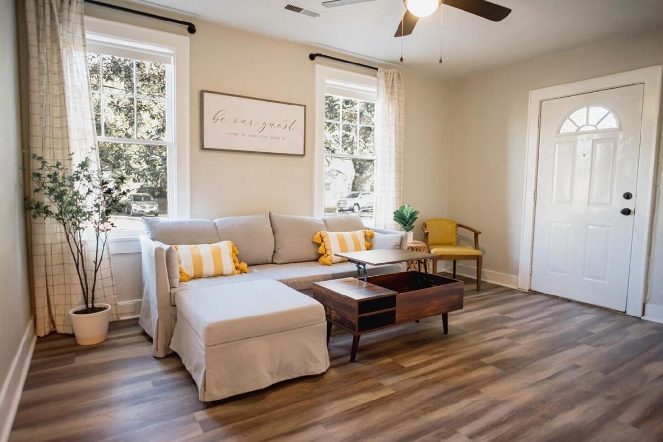 Holiday home Location, Pet Friendly Fenced Backyard! *