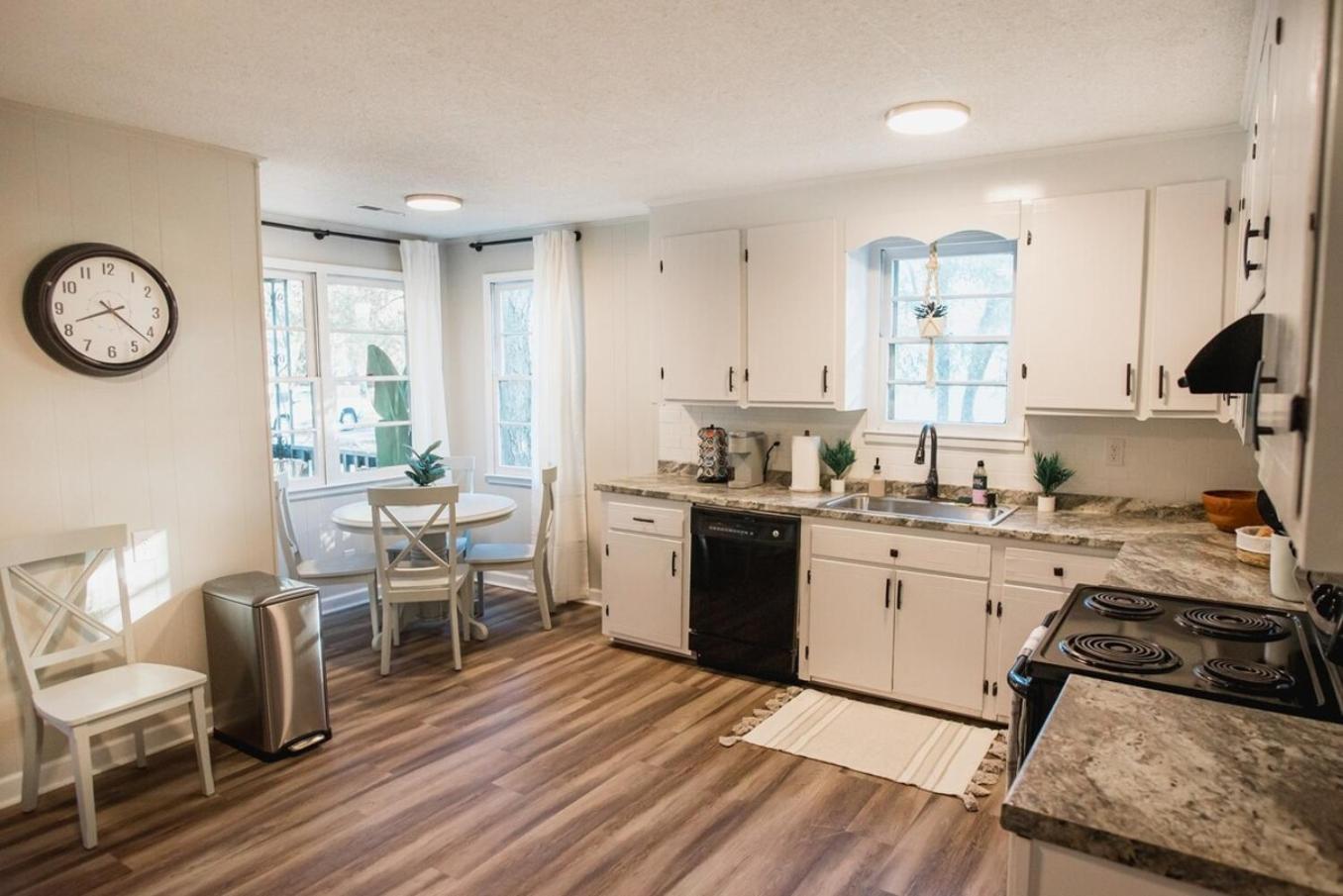 Location, Pet Friendly Fenced Backyard! Charleston