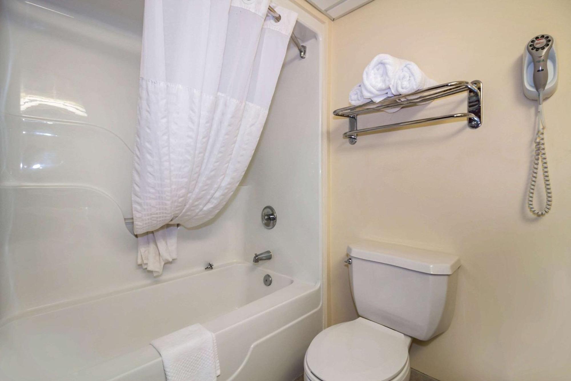 Hotel Clarion Pointe - West Ashley 2*