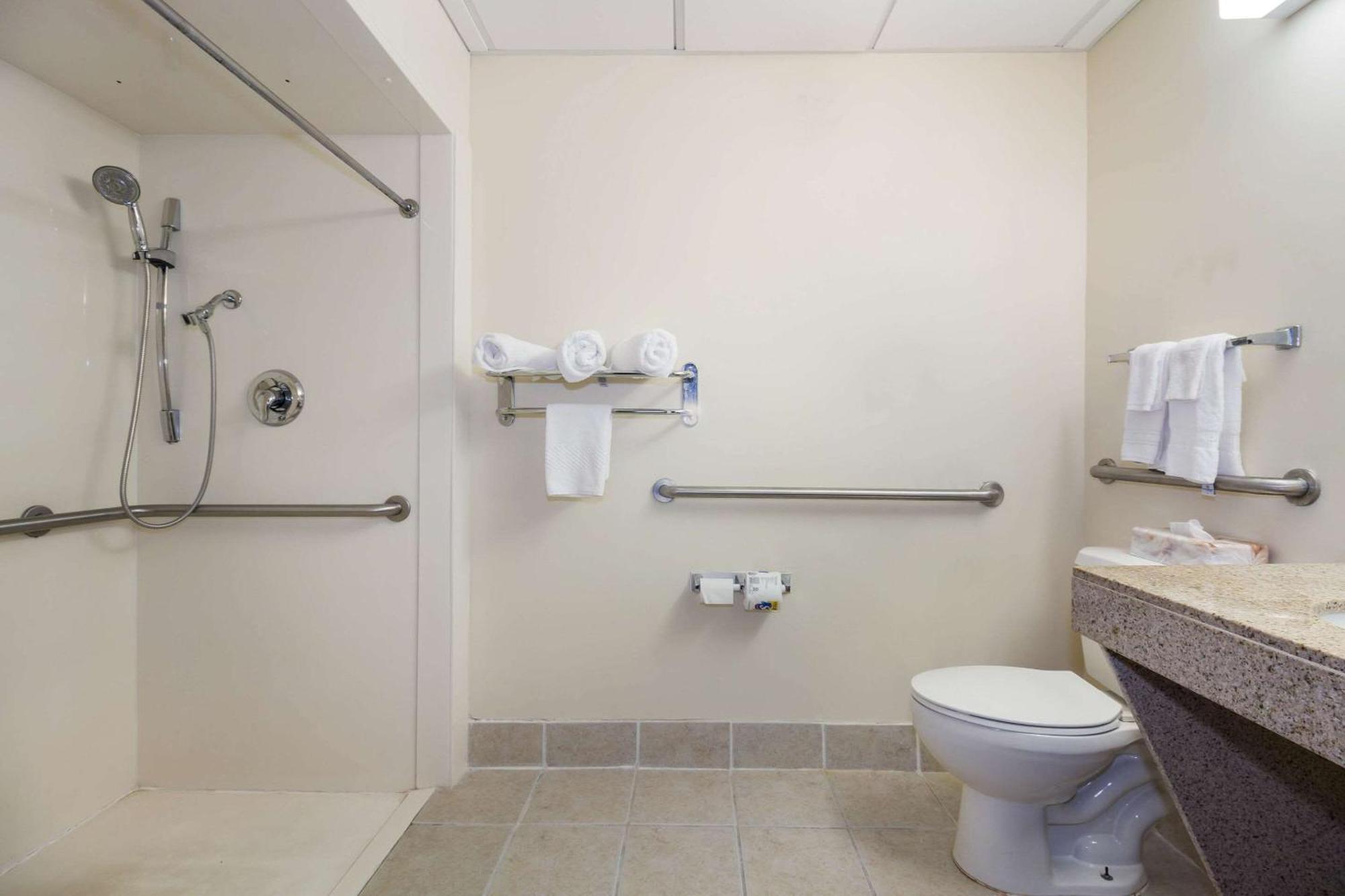 Clarion Pointe - West Ashley 2*