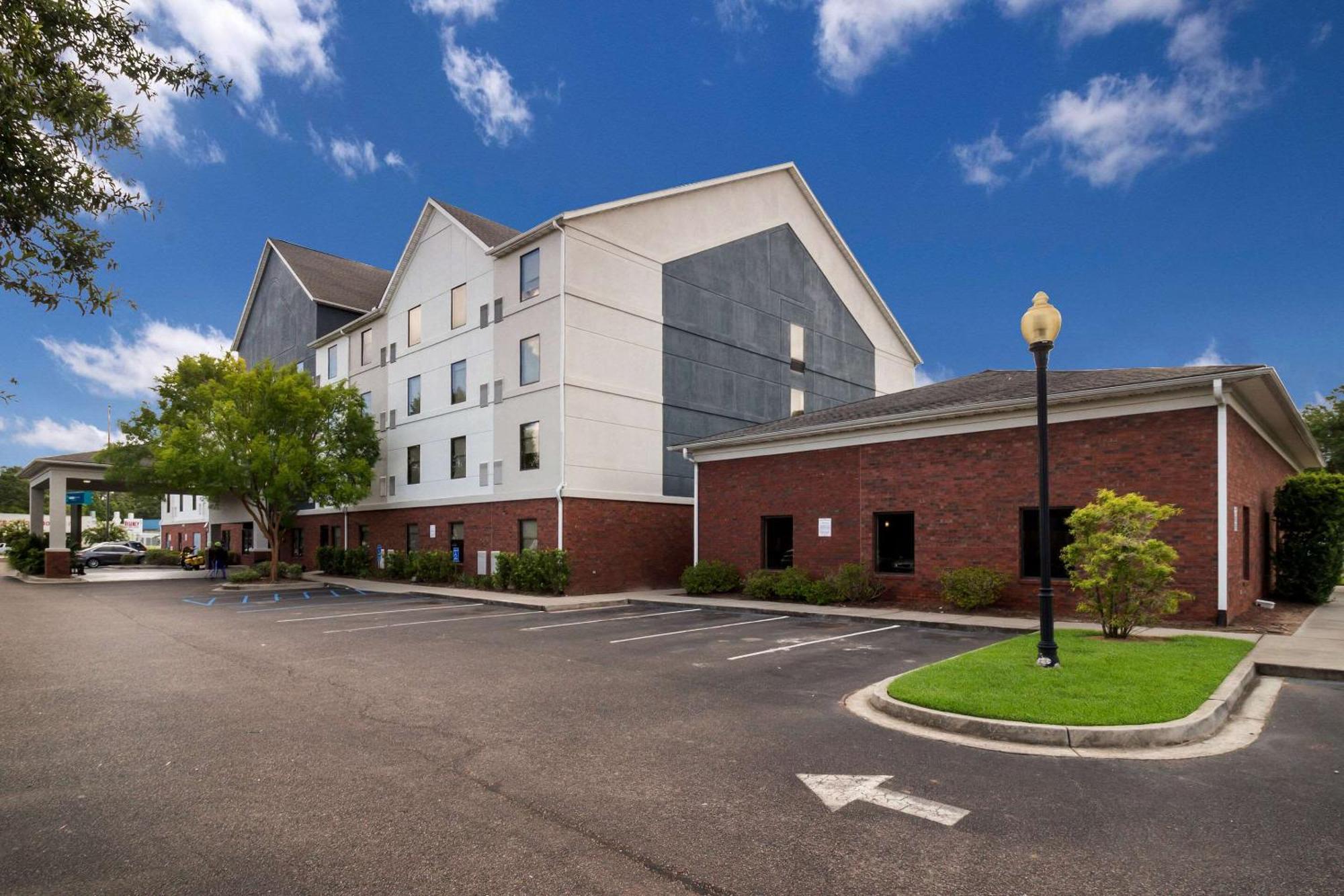 Clarion Pointe - West Ashley Hotel