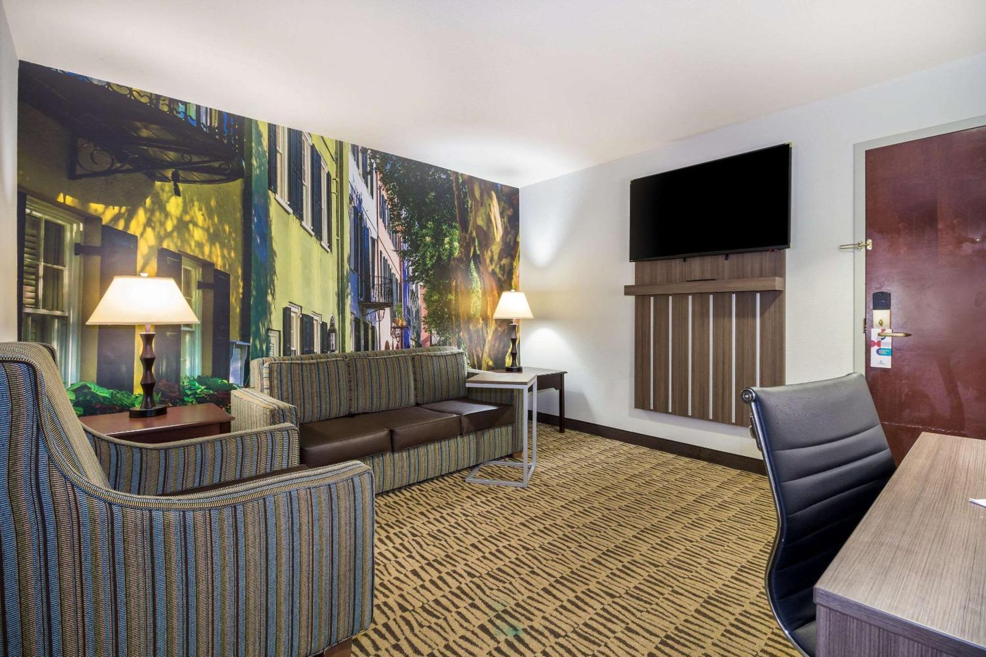 Hotel Clarion Pointe - West Ashley 2*