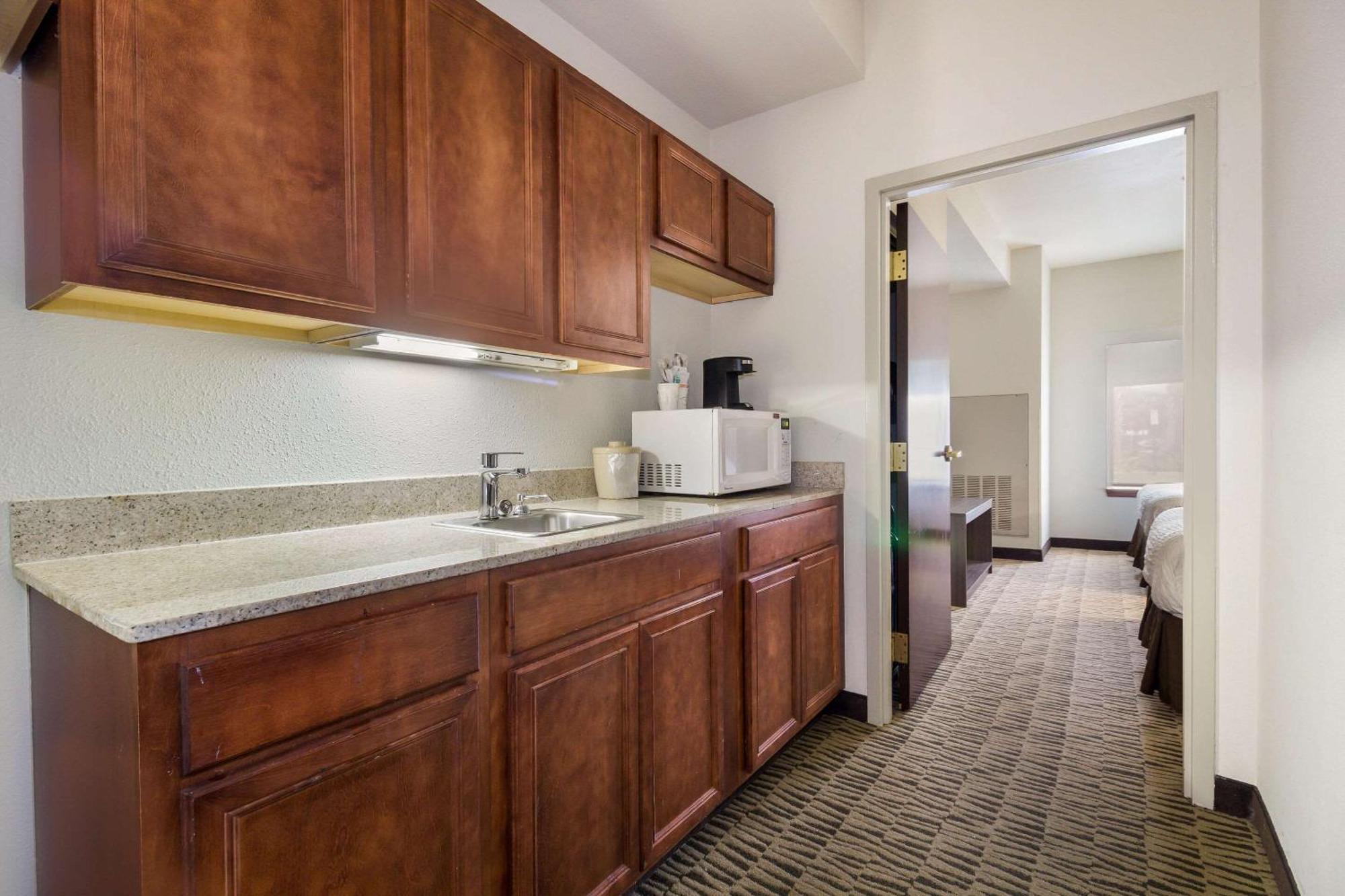 Clarion Pointe - West Ashley Hotel 2*