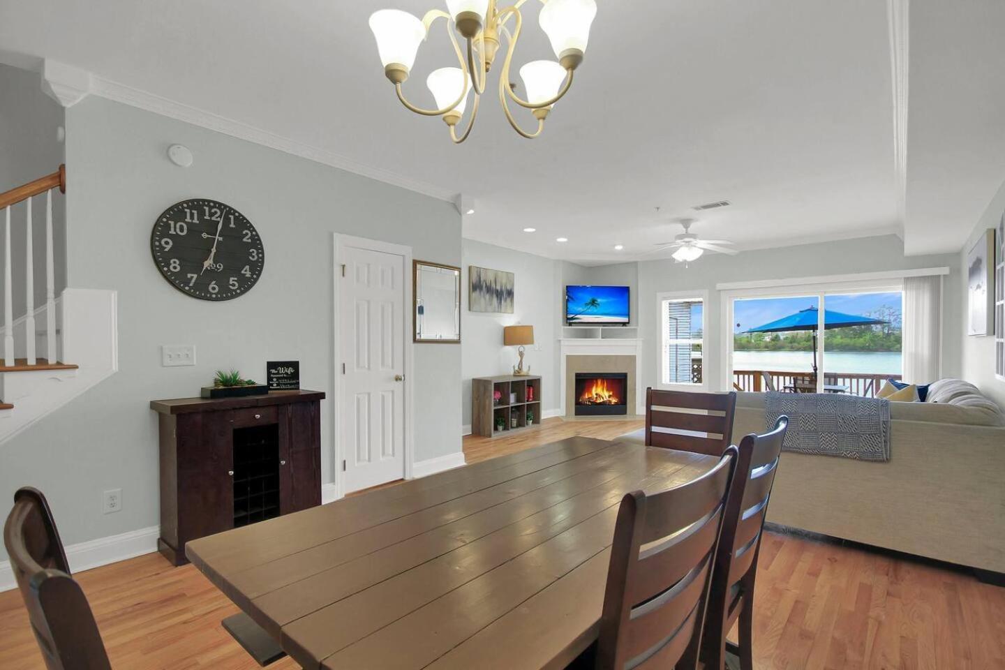 Lakefront 3br Townhome W Stunning Views!