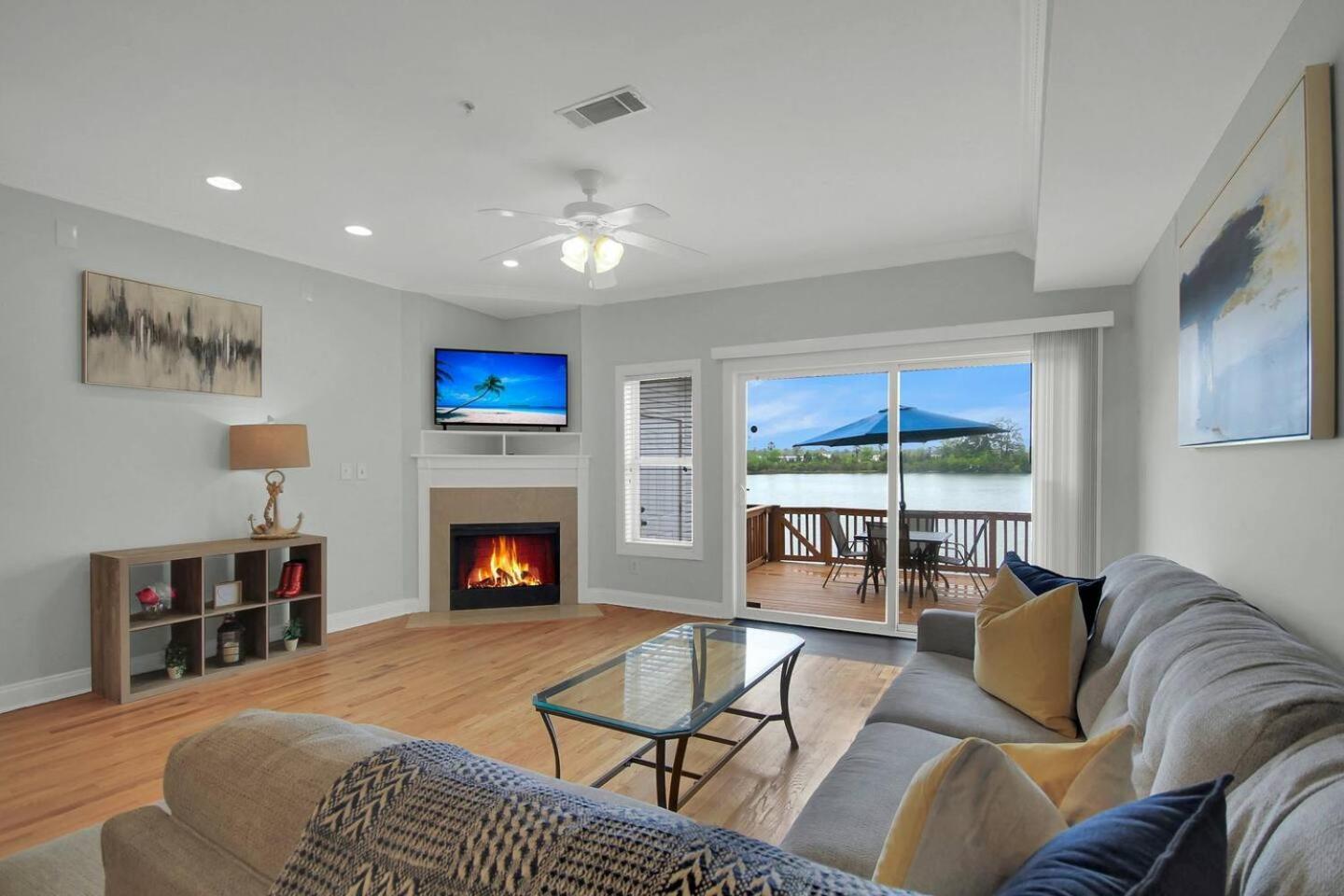 Lakefront 3br Townhome W Stunning Views! Holiday home
