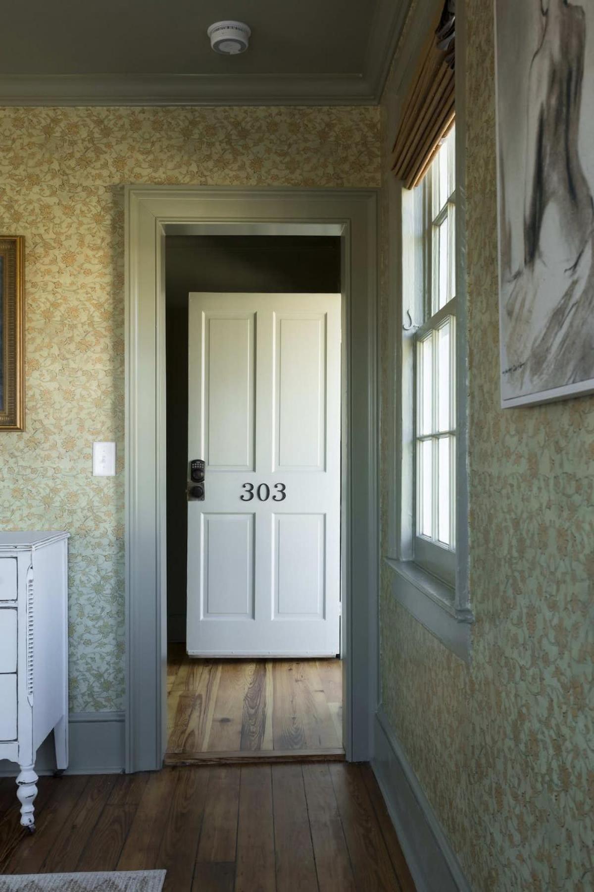 Veranda King - Walk To King Bed & Breakfast