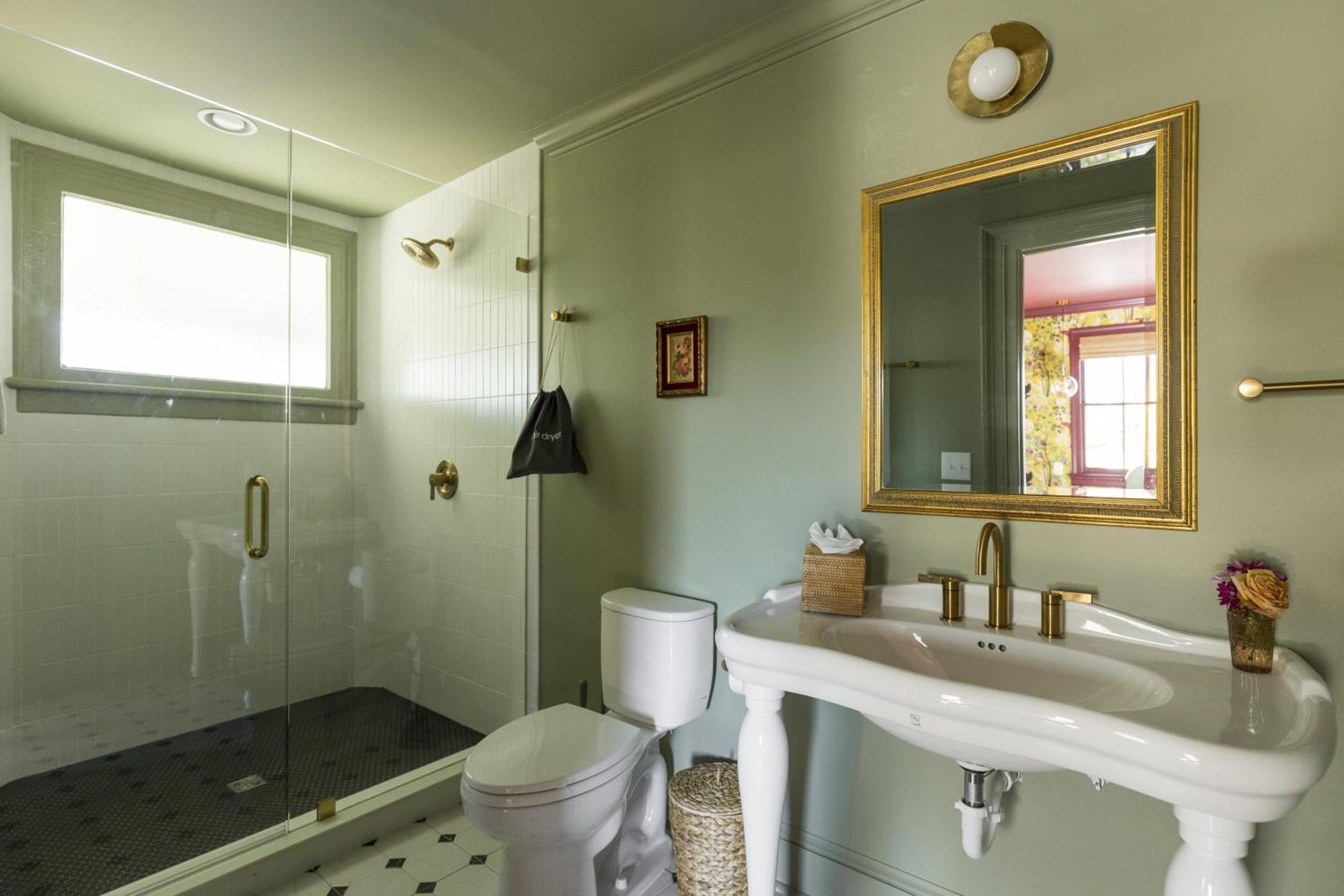 The Nicholas George's King Suite- Walk To King Bed & Breakfast Charleston