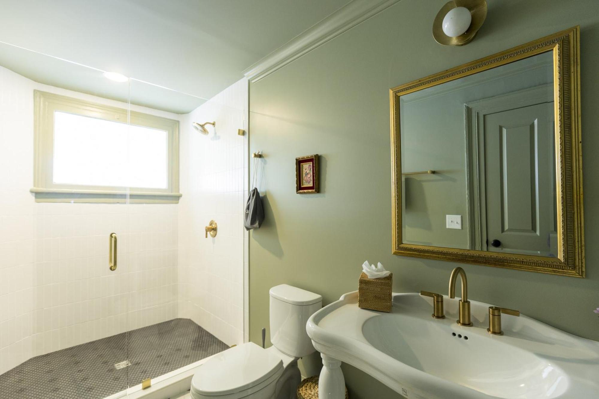 The Nicholas George's King Suite- Walk To King * Charleston