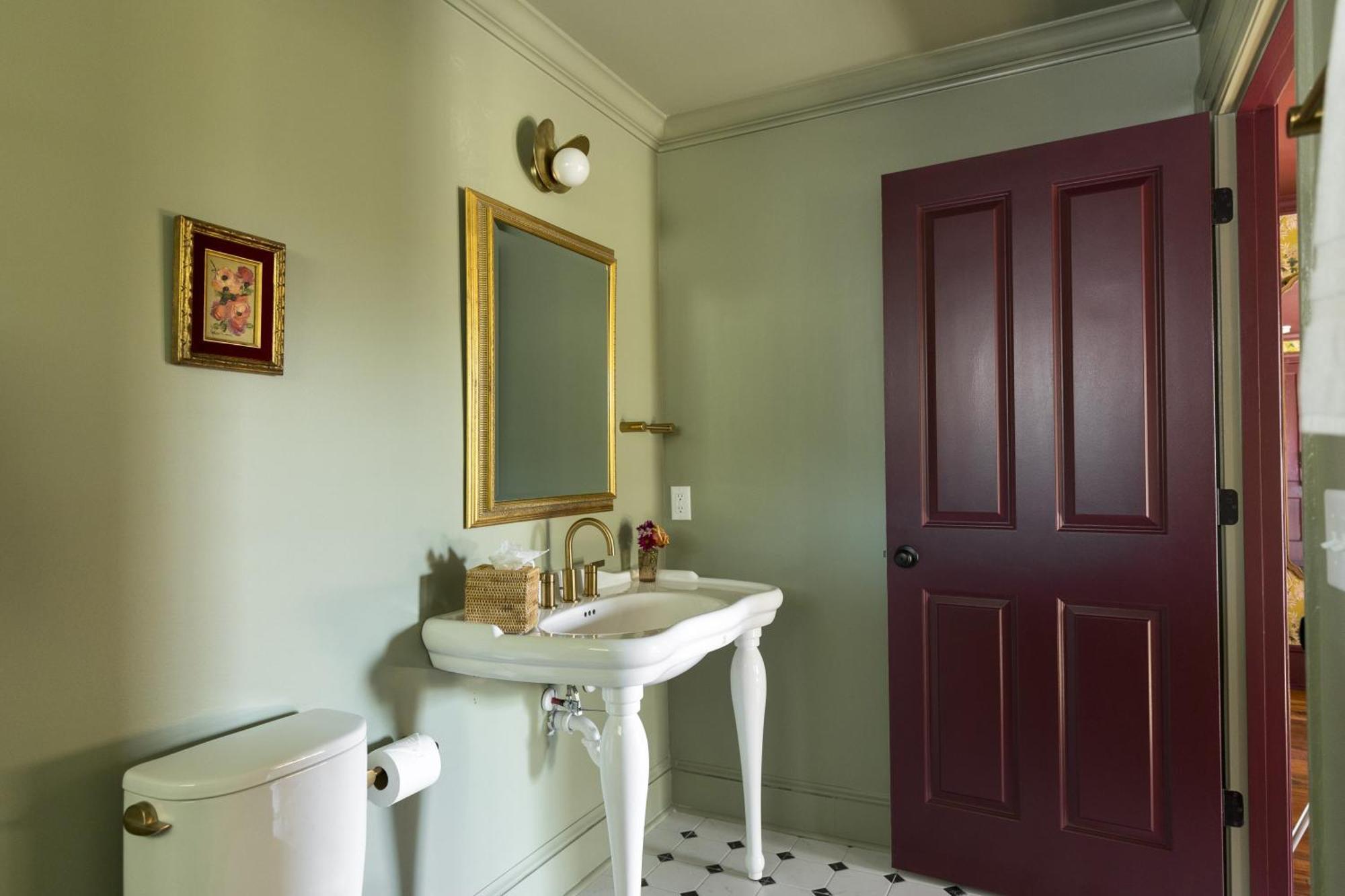 The Nicholas George's King Suite- Walk To King Bed & Breakfast *