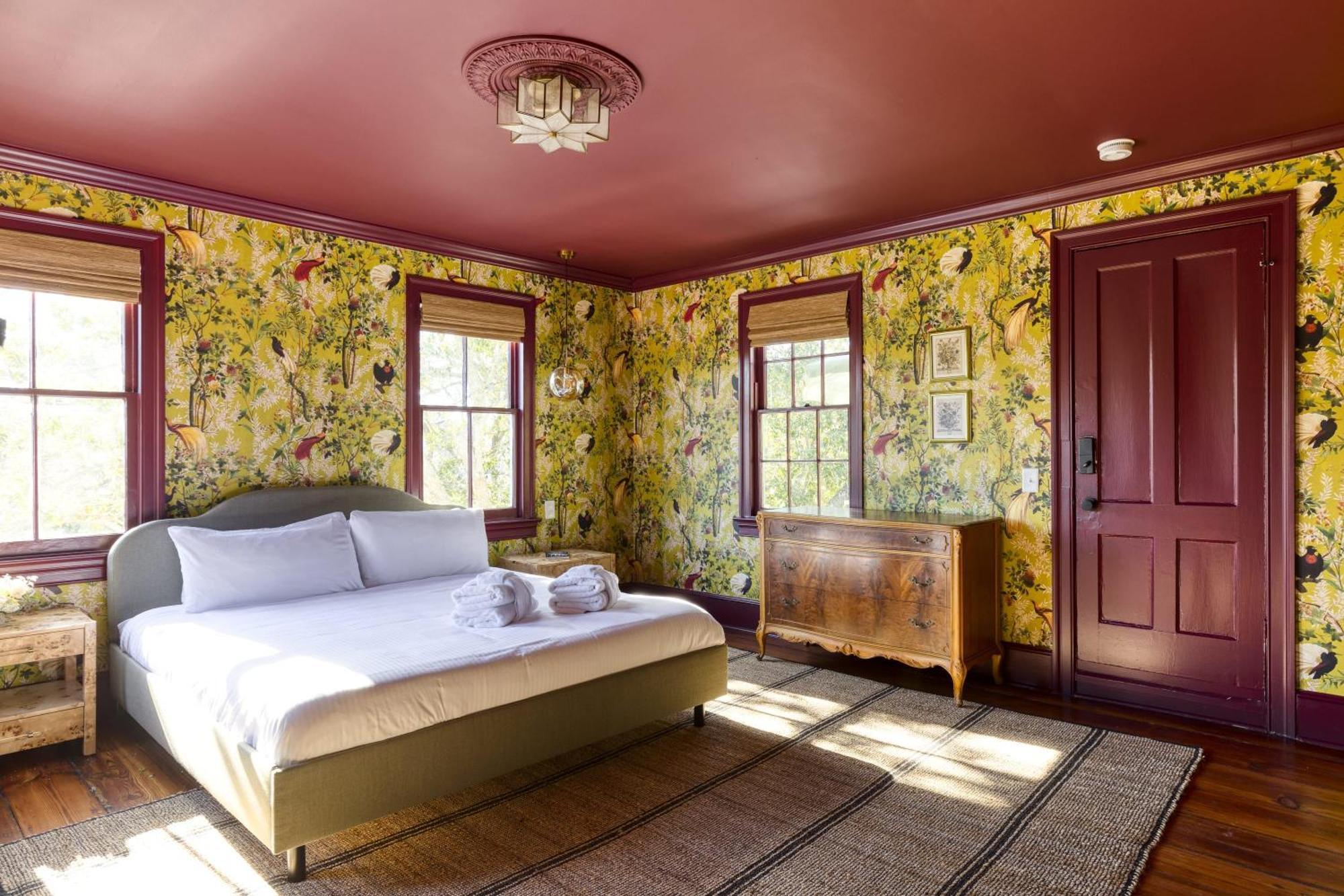 The Nicholas George's King Suite- Walk To King Bed & Breakfast