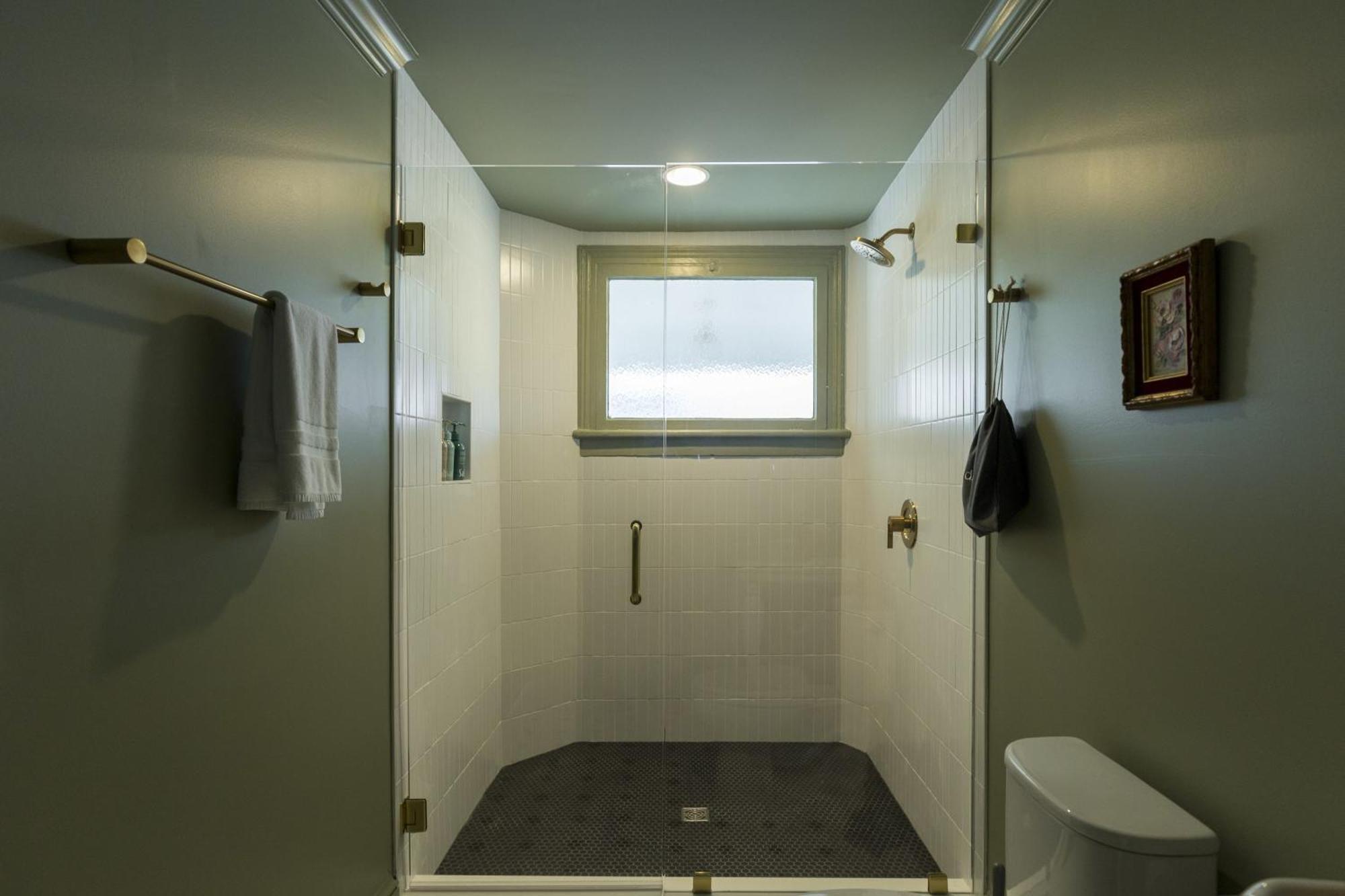 The Nicholas George's King Suite- Walk To King Bed & Breakfast *
