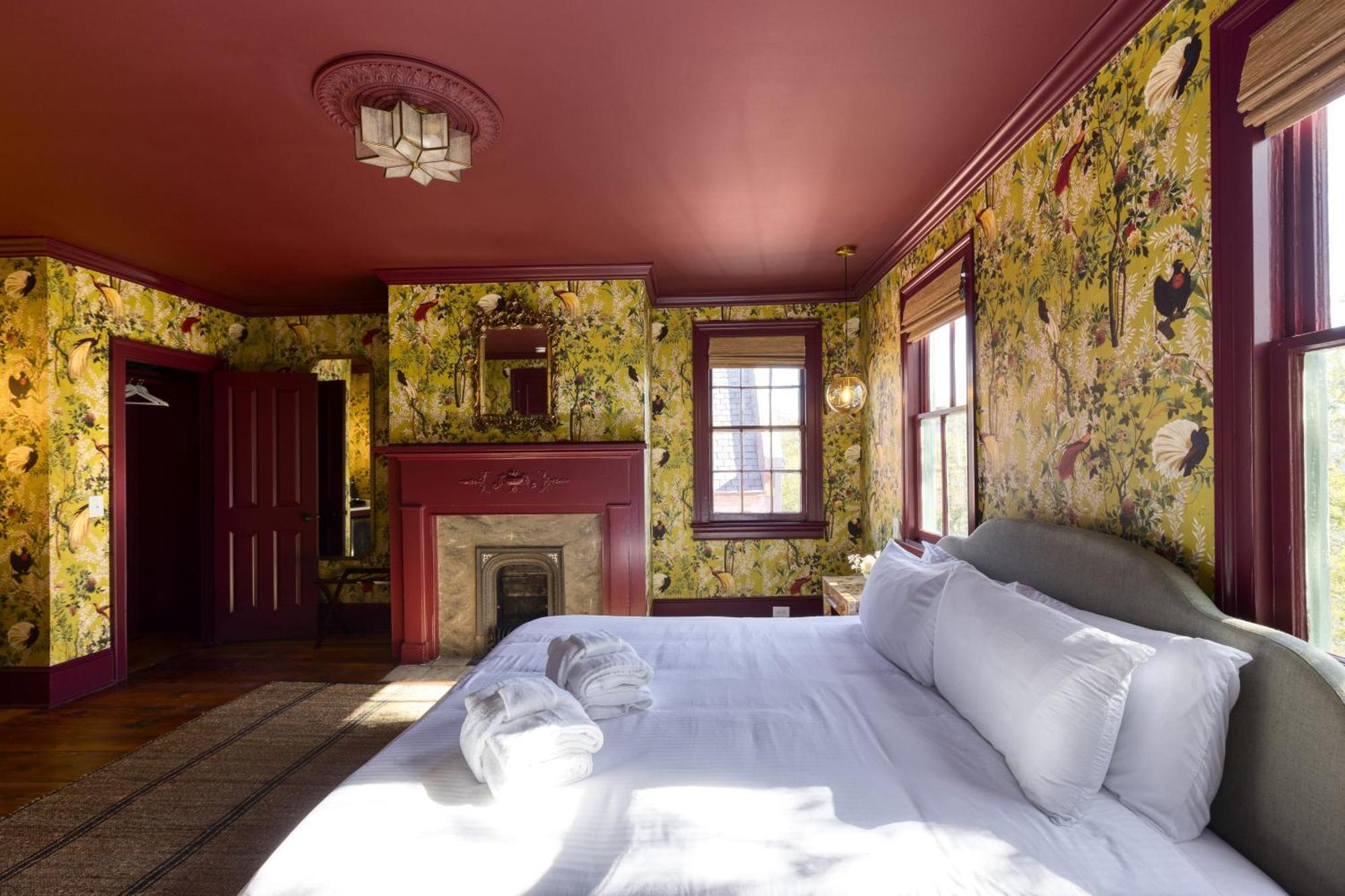 The Nicholas George's King Suite- Walk To King Bed & Breakfast Charleston