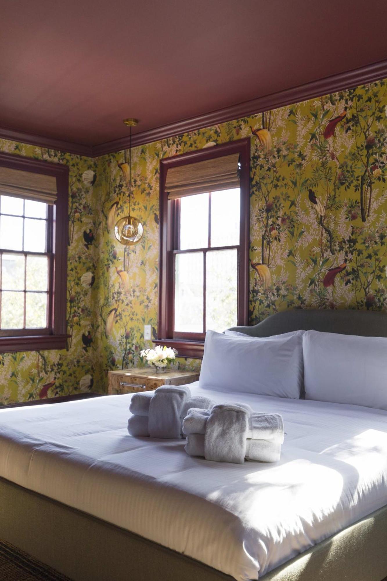 The Nicholas George's King Suite- Walk To King Bed & Breakfast Charleston