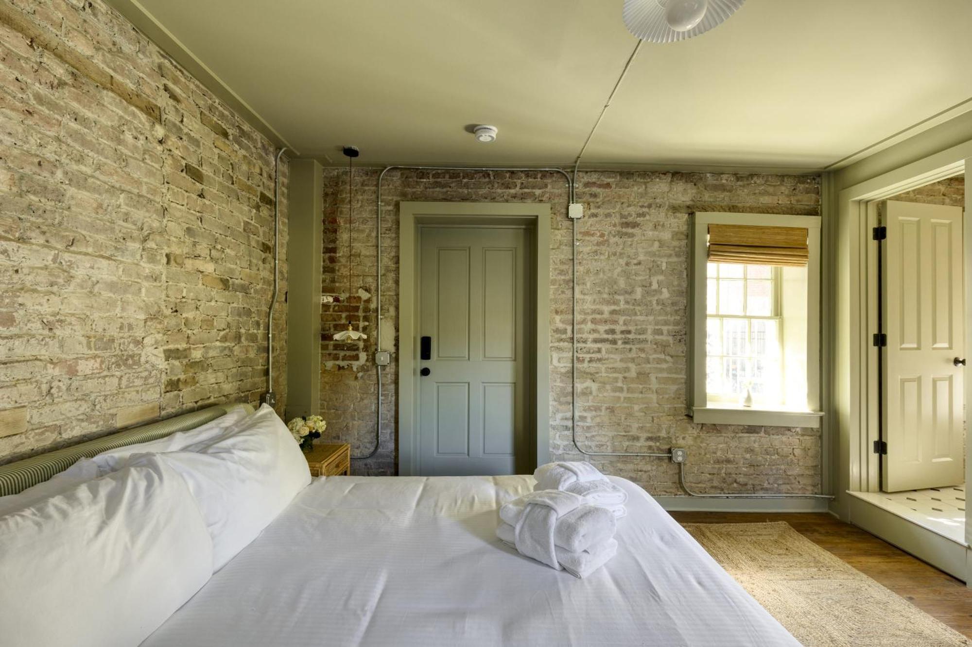Historic King Suite- Walk To King Bed & Breakfast *