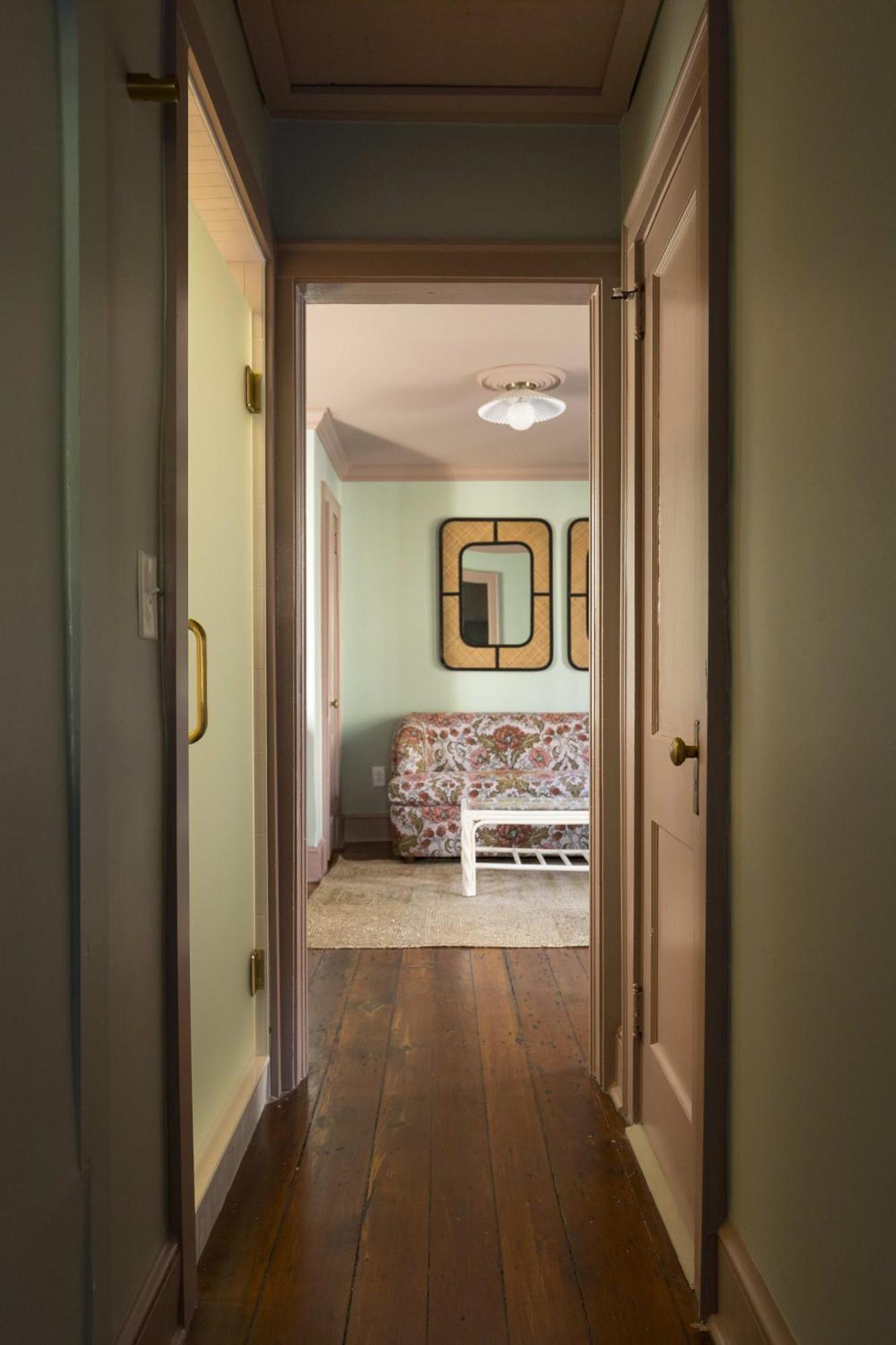 The Nicholas Carriage King - Walk To King Bed & Breakfast Charleston