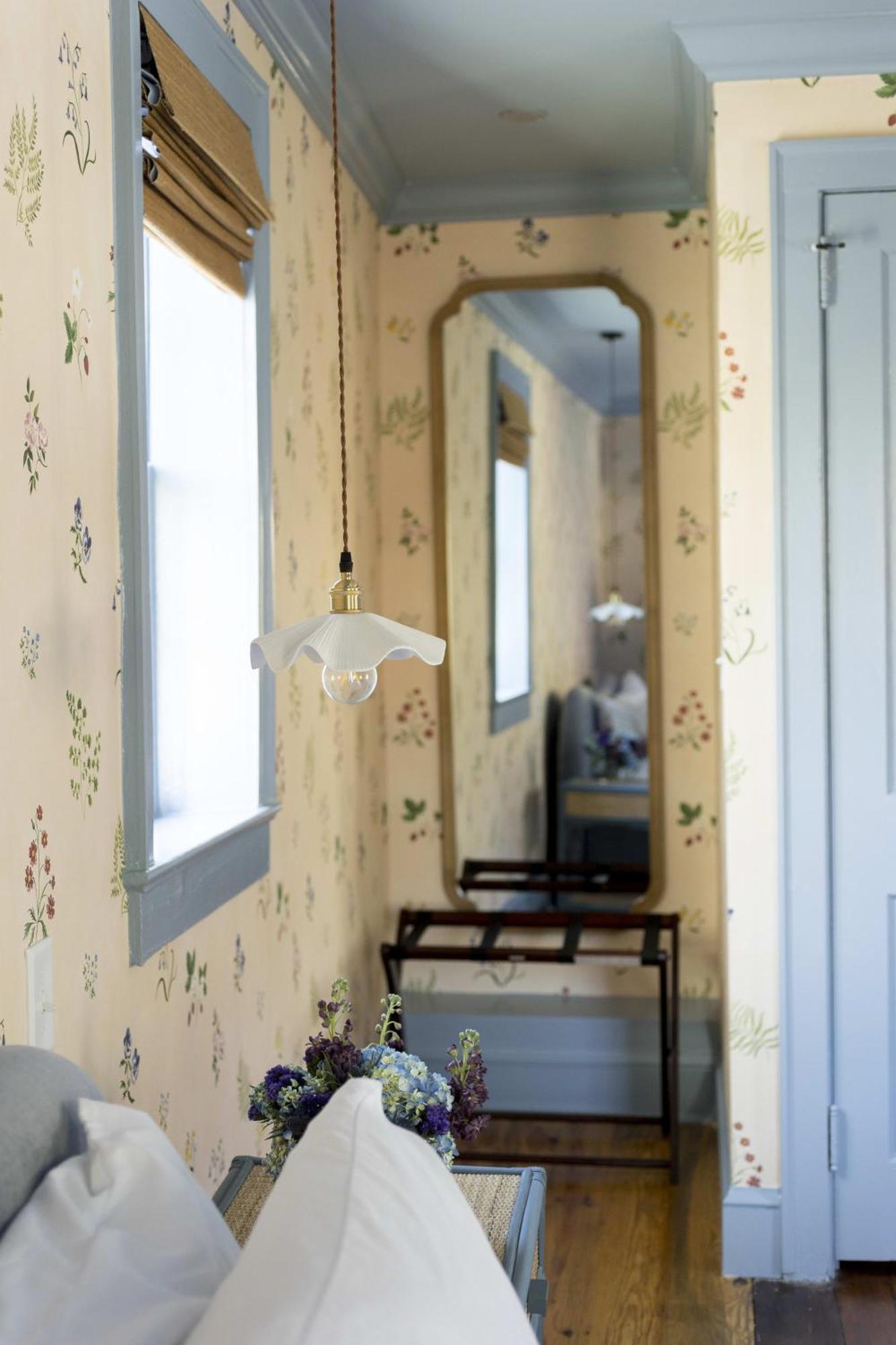 The Nicholas Carriage King - Walk To King Bed & Breakfast Charleston
