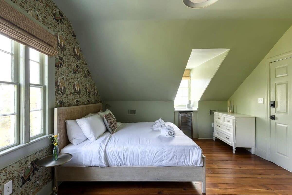 Bed & Breakfast Third Floor Walkup King - Historic *