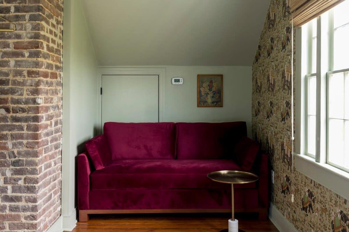 Third Floor Walkup King - Historic *