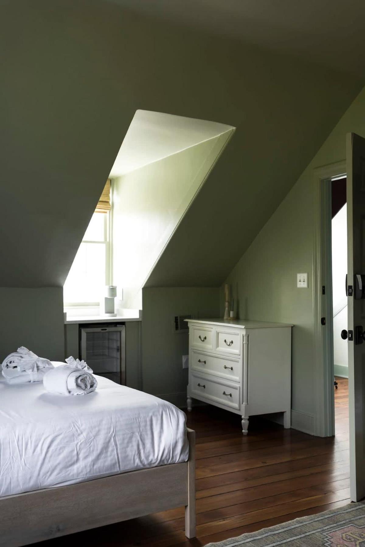 Third Floor Walkup King - Historic Bed & Breakfast Charleston