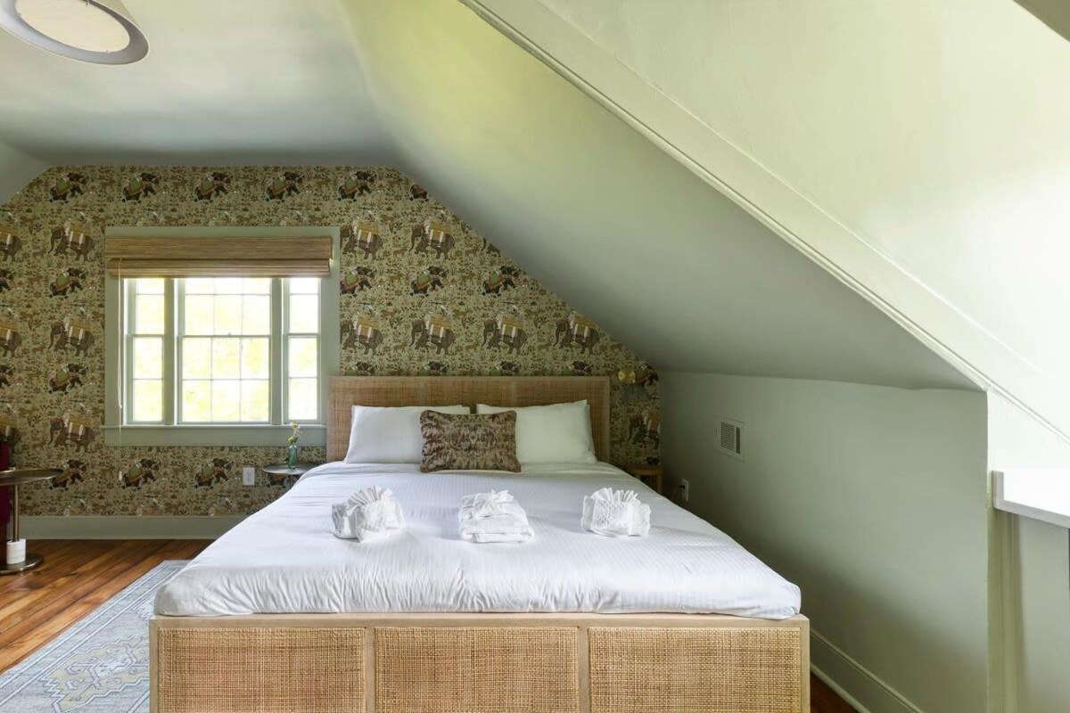 Third Floor Walkup King - Historic