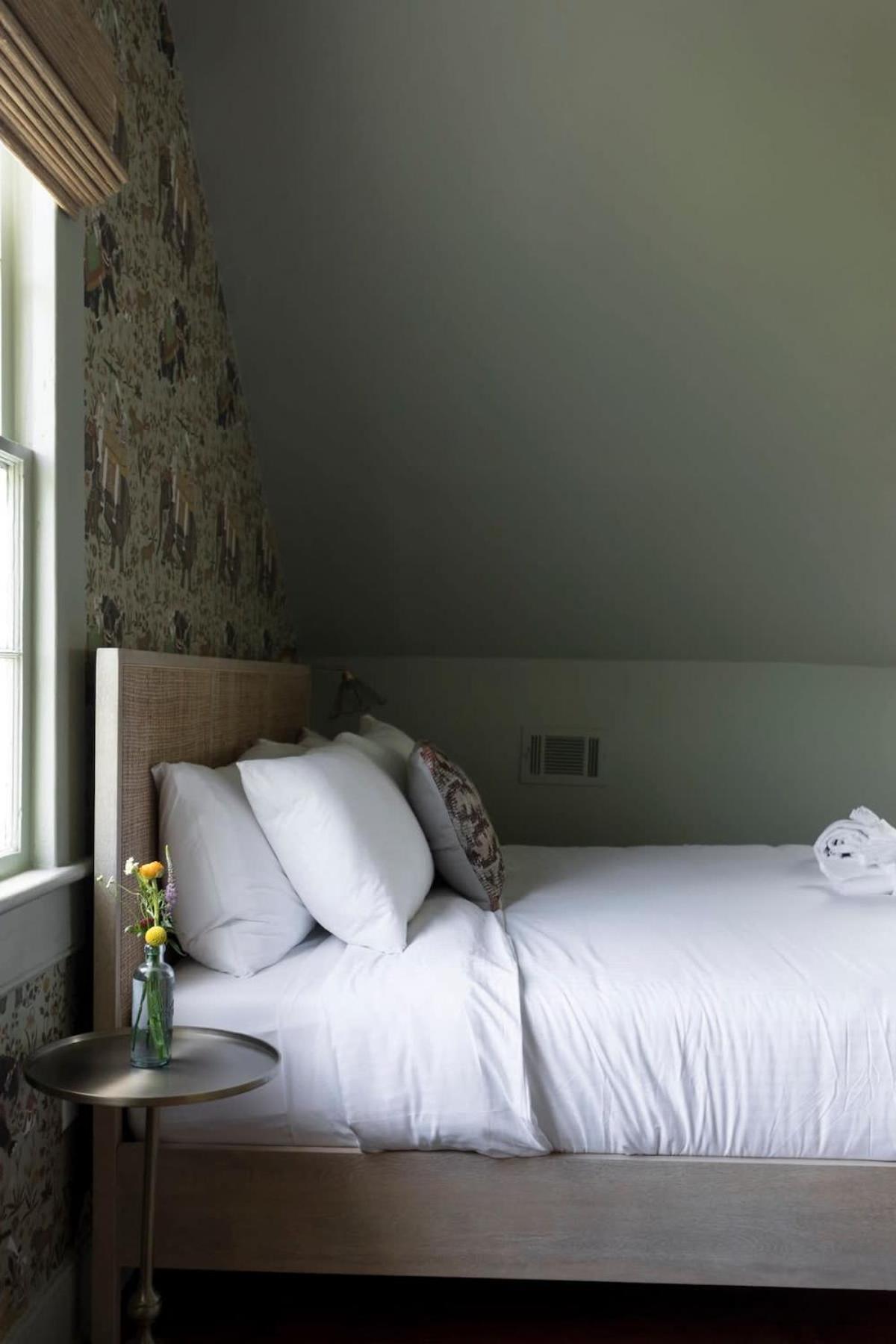 Bed & Breakfast Third Floor Walkup King - Historic