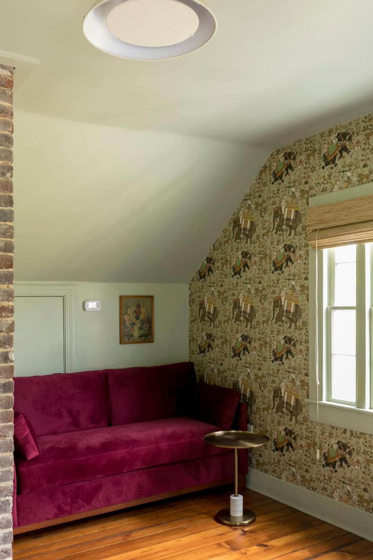 Bed & Breakfast Third Floor Walkup King - Historic *