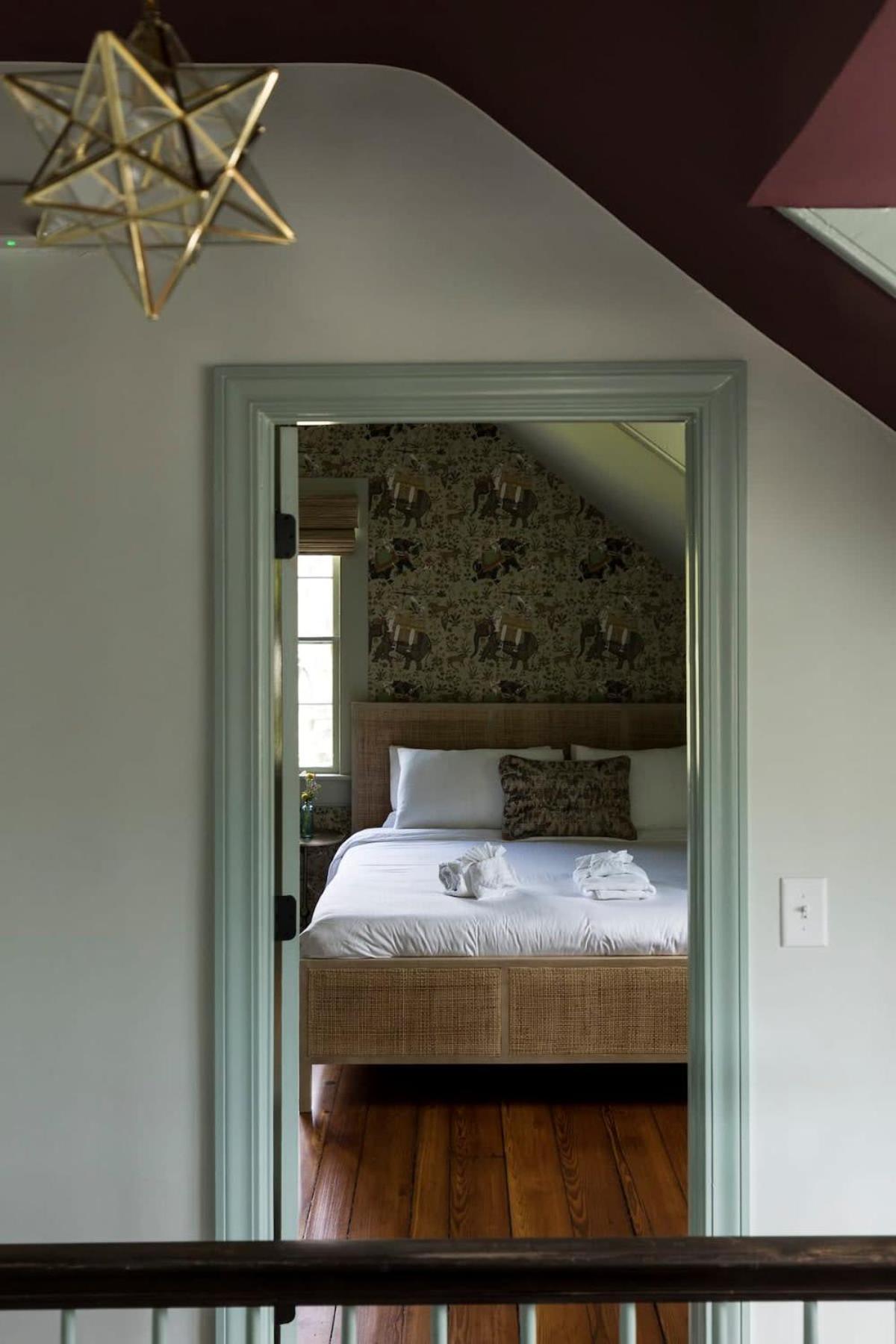 Third Floor Walkup King - Historic Bed & Breakfast Charleston
