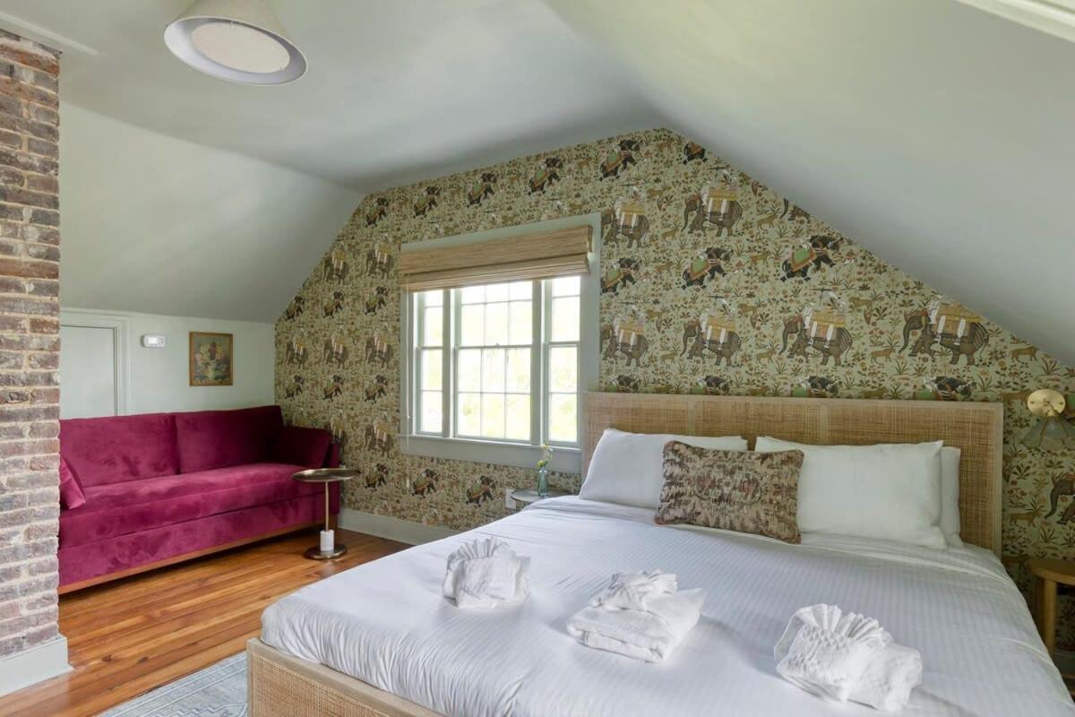 Bed & Breakfast Third Floor Walkup King - Historic Charleston