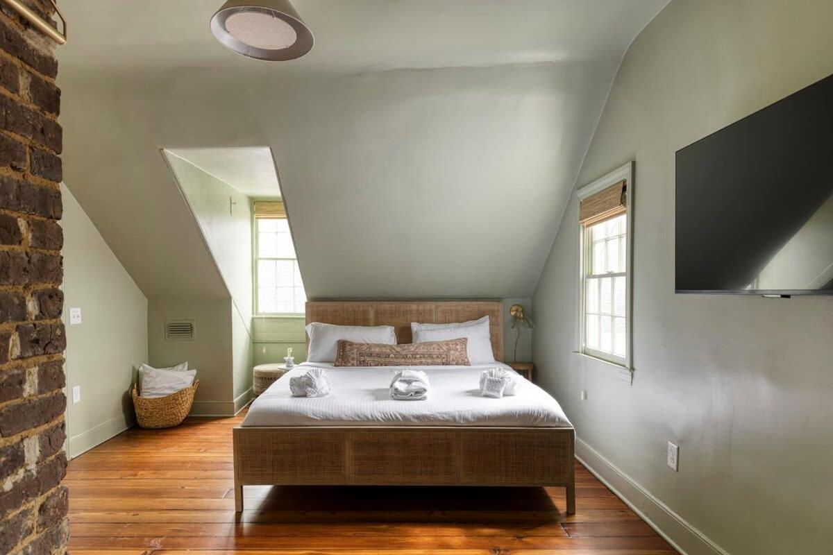 Third Floor Walkup King Includes Breakfast * Charleston