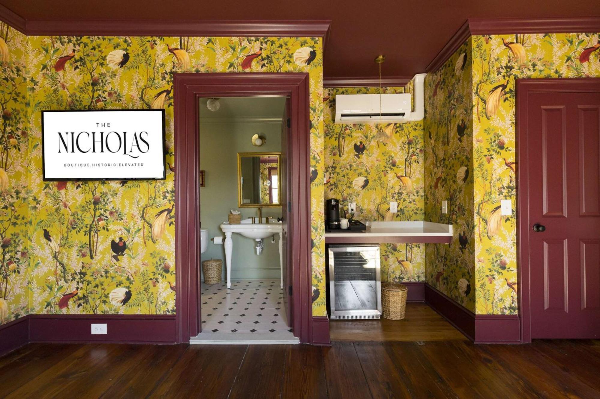 The Nicholas George's King Suite- Walk To King Bed & Breakfast *