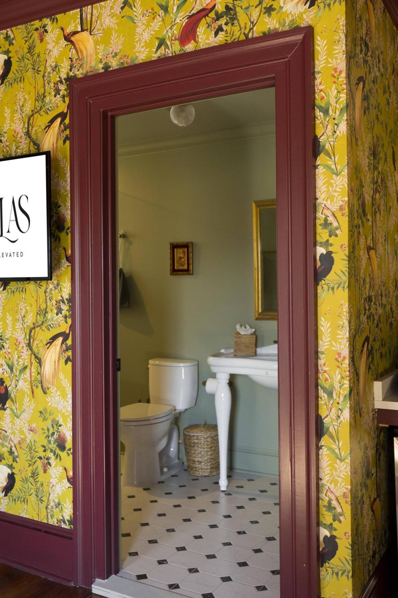 The Nicholas George's King Suite- Walk To King *
