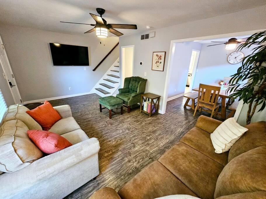 Madrona's Park Circle Place- Fenced & Convenient *