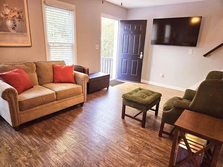 Madrona's Park Circle Place- Fenced & Convenient