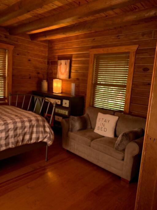 Southern Charmed Cozy Log Holiday home Charleston