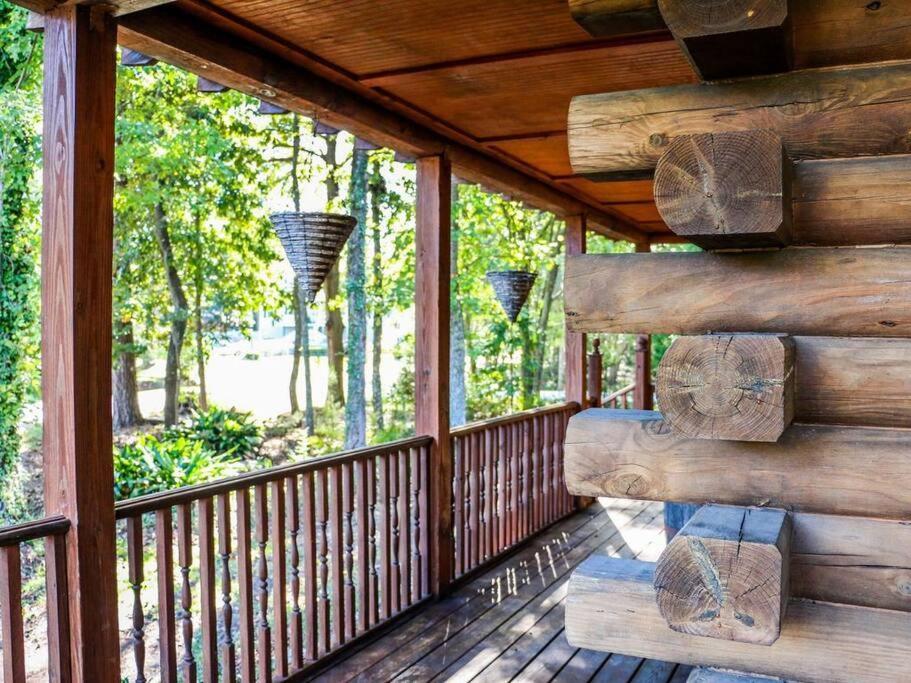 Southern Charmed Cozy Log Holiday home Charleston