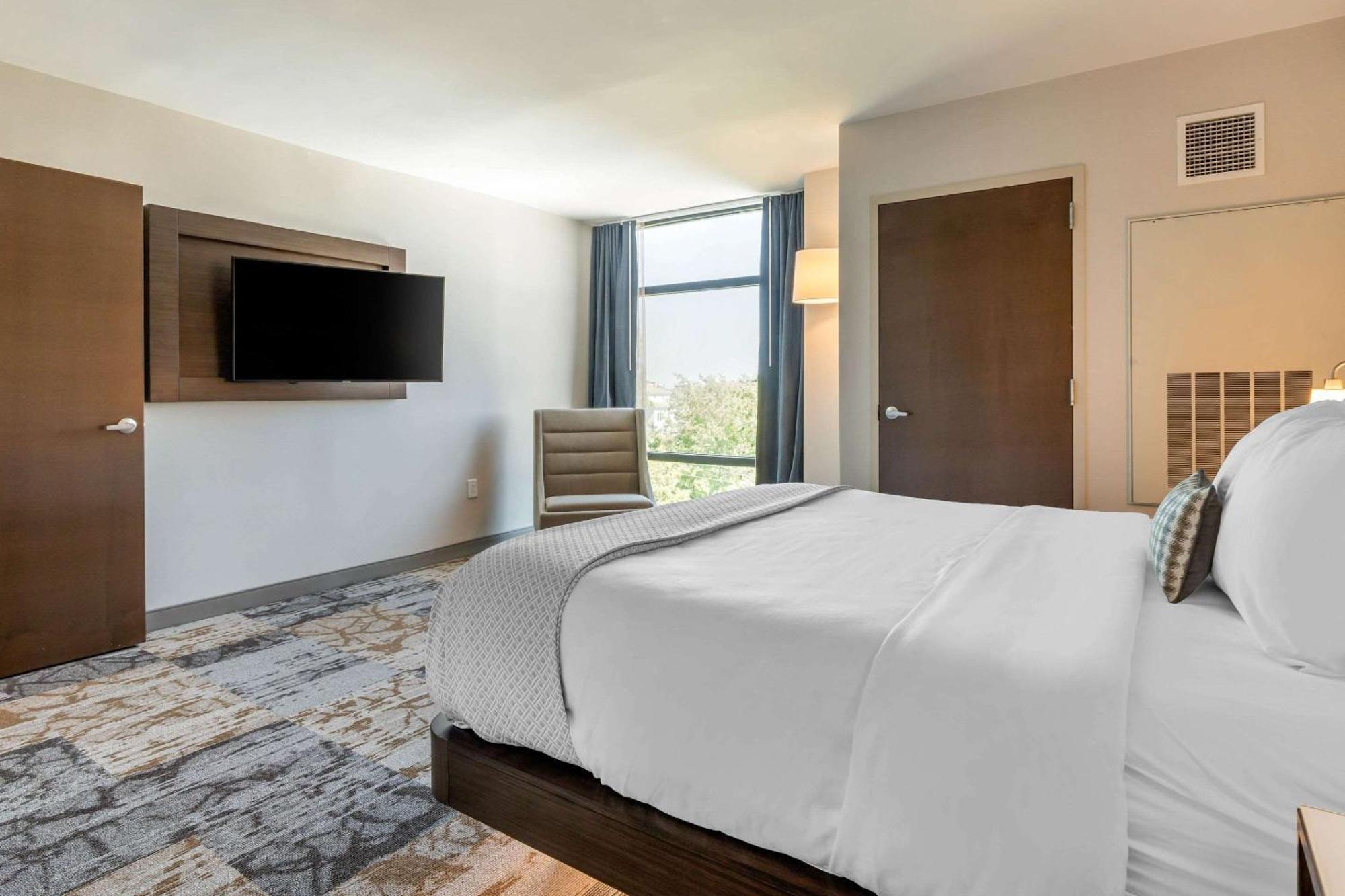 Cambria Riverview Hotel Charleston