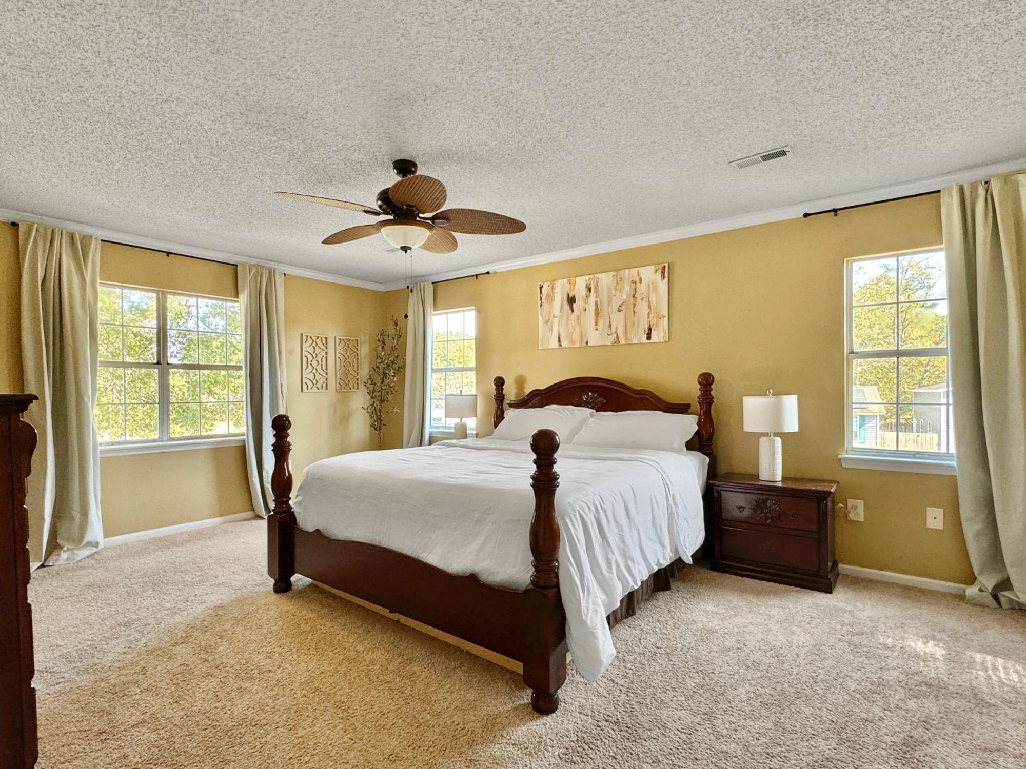 Cozy Away From - Pet-friendly, King Bed Charleston