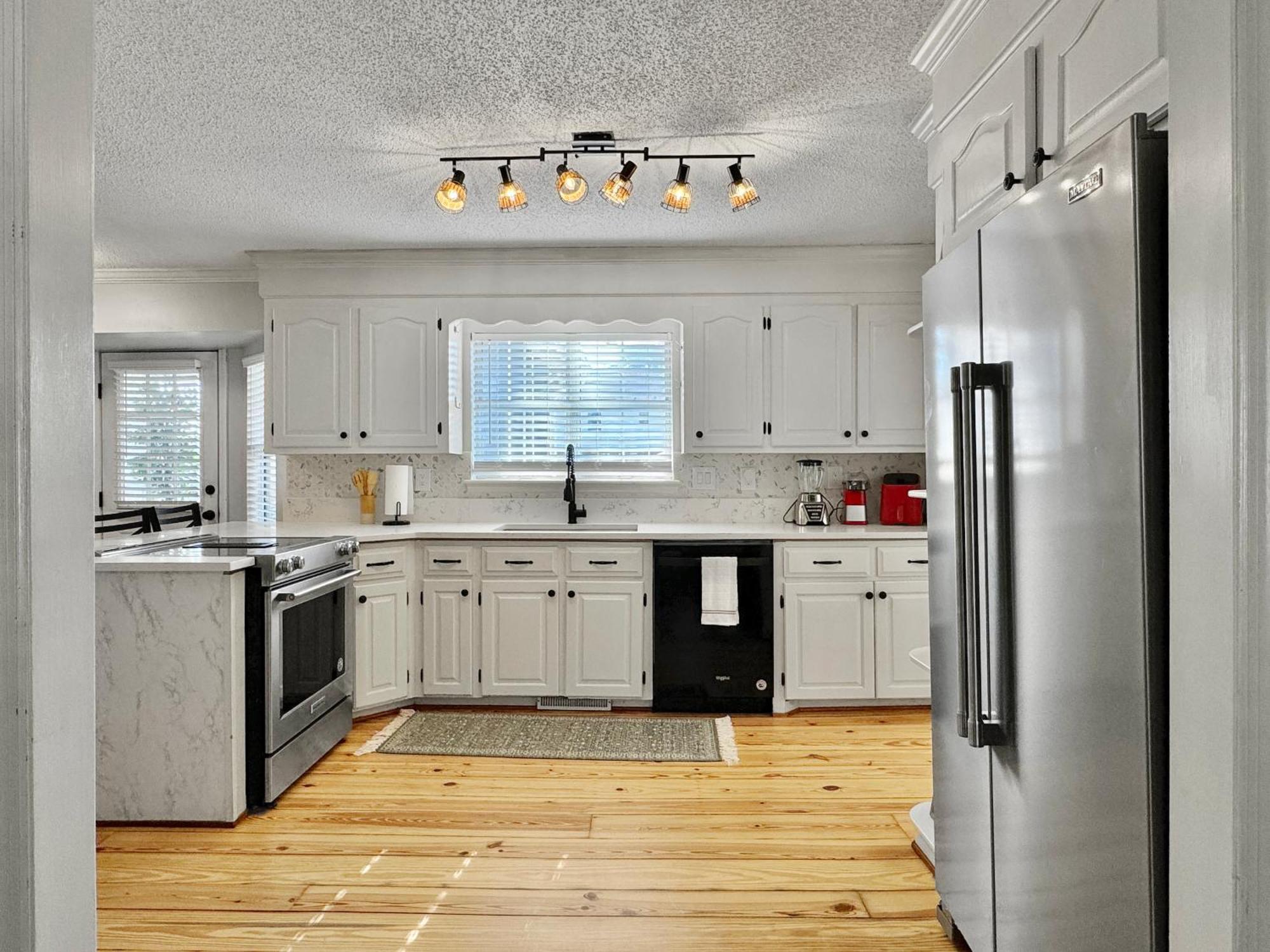 Cozy Away From - Pet-friendly, King Bed Charleston