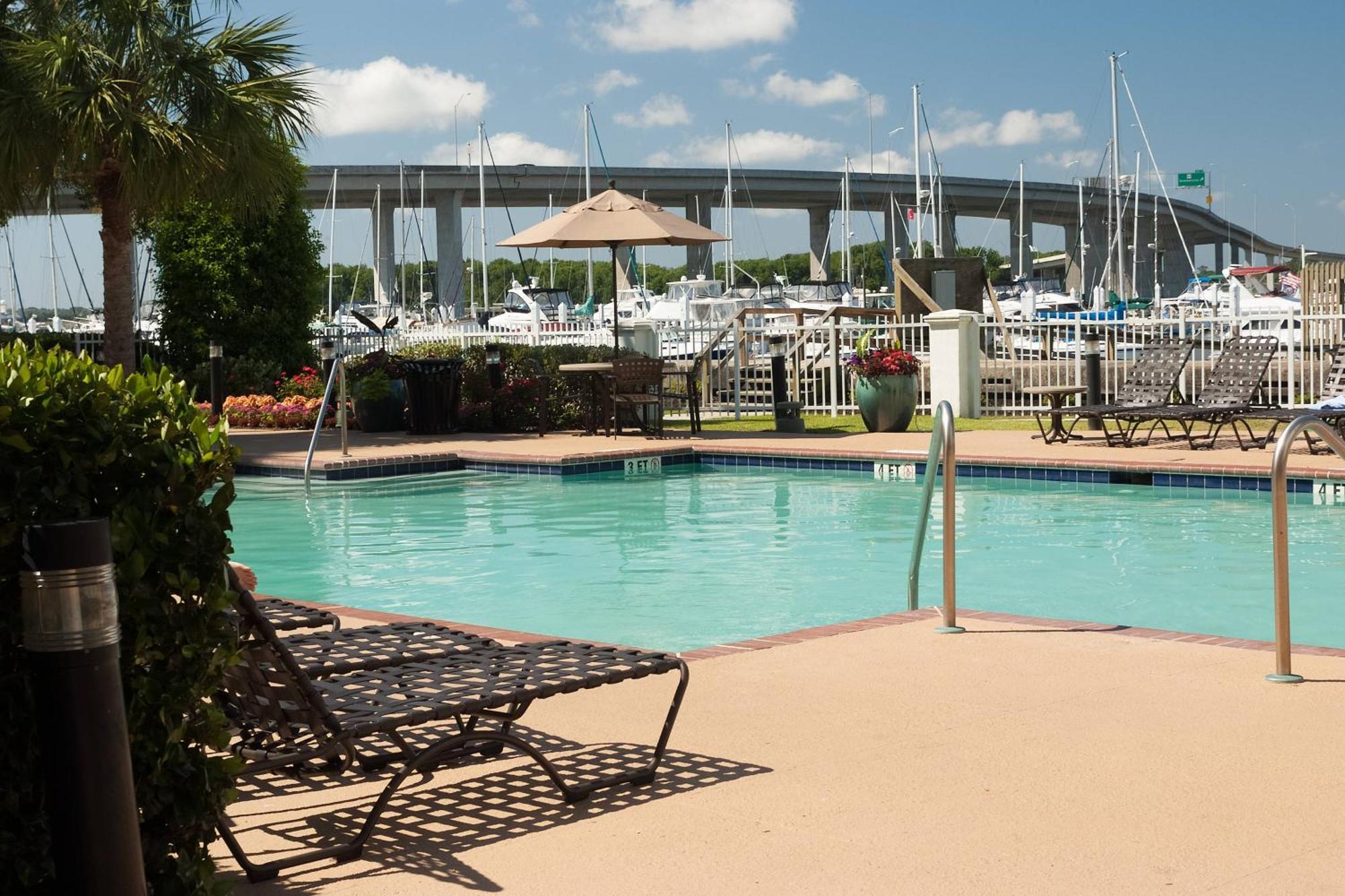 Courtyard Waterfront Hotel 3*