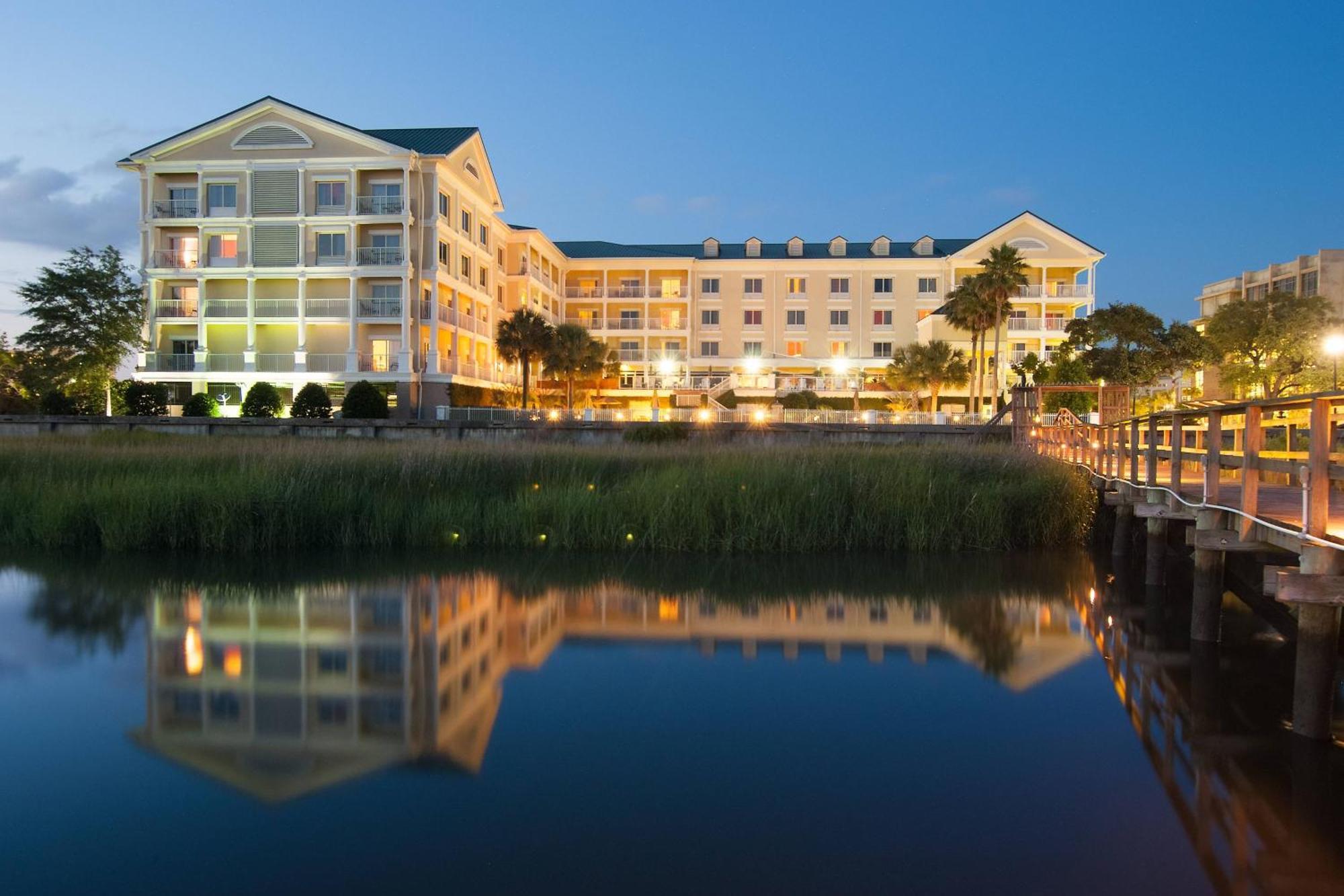 Hotel Courtyard Waterfront 3*