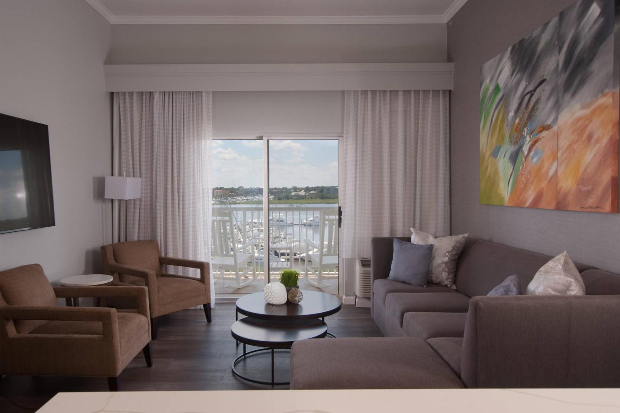 Courtyard Waterfront Charleston