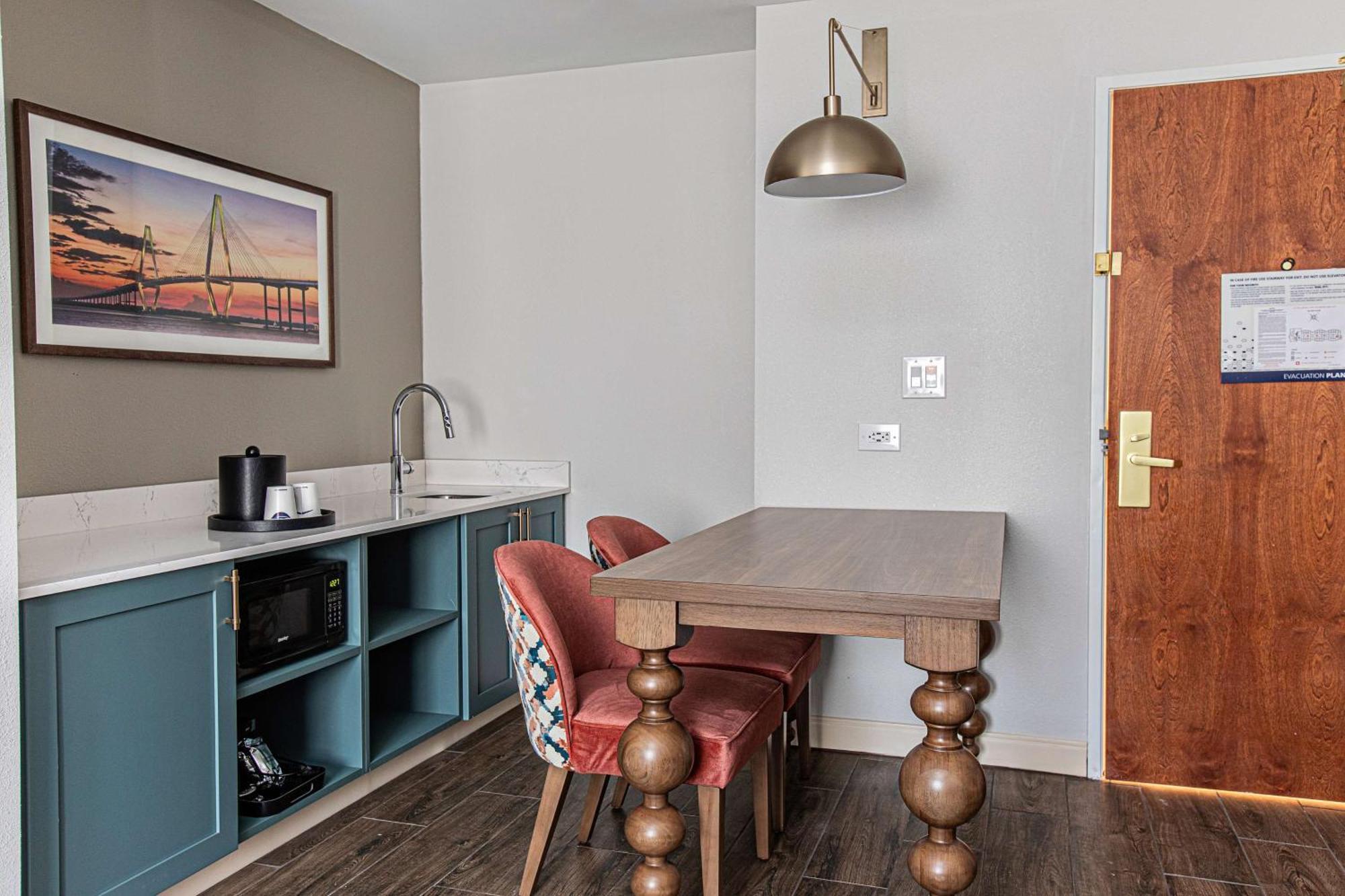 Hampton & Charleston-west Ashley Hotel 3*