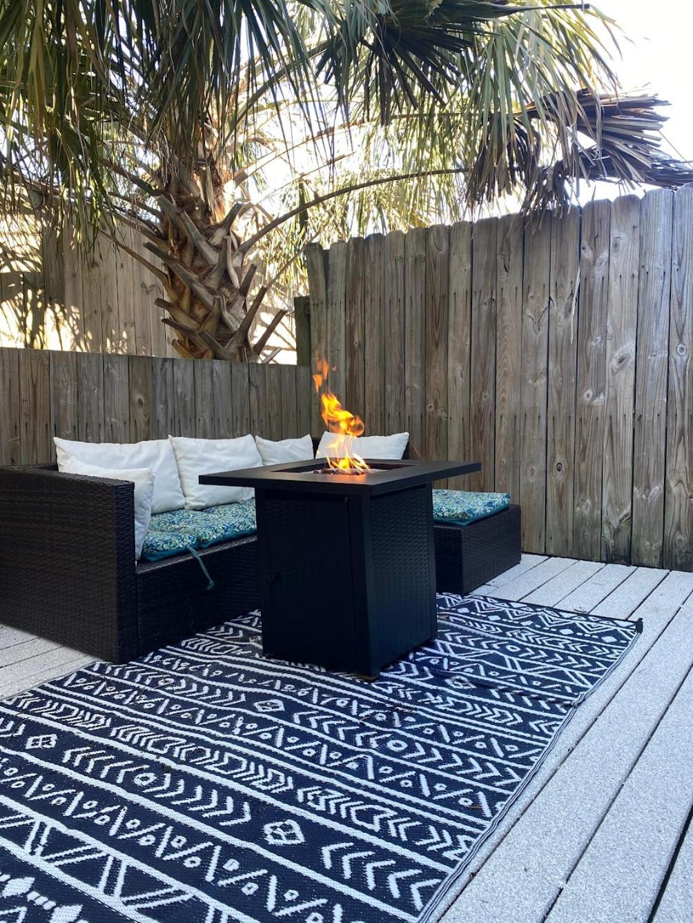 Full Townhouse Near Shem Creek & Downtown With Hot Tub Holiday home