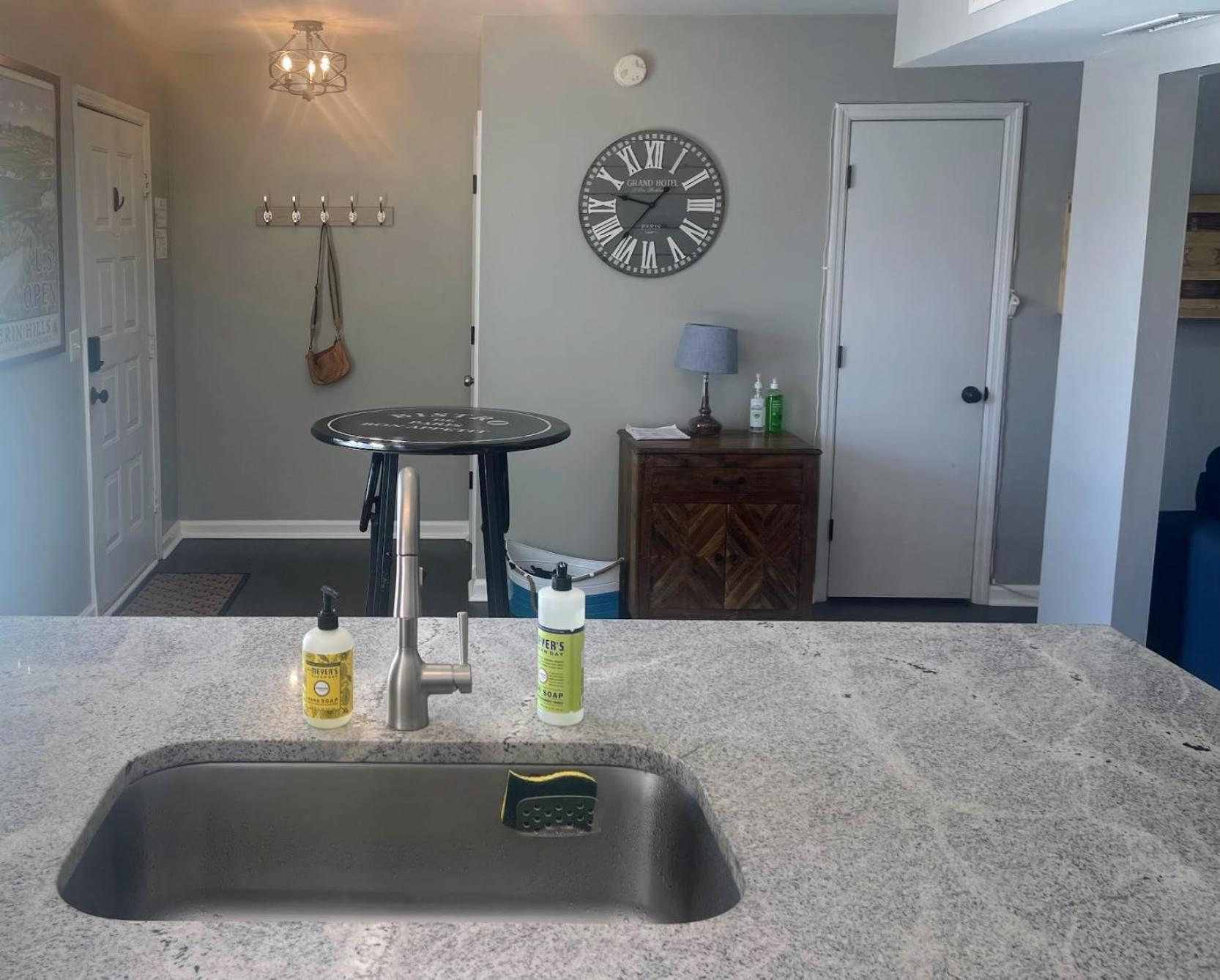 Full Townhouse Near Shem Creek & Downtown With Hot Tub