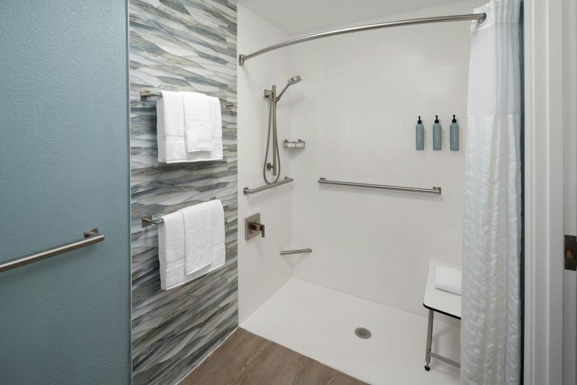 Courtyard Waterfront Hotel 3*