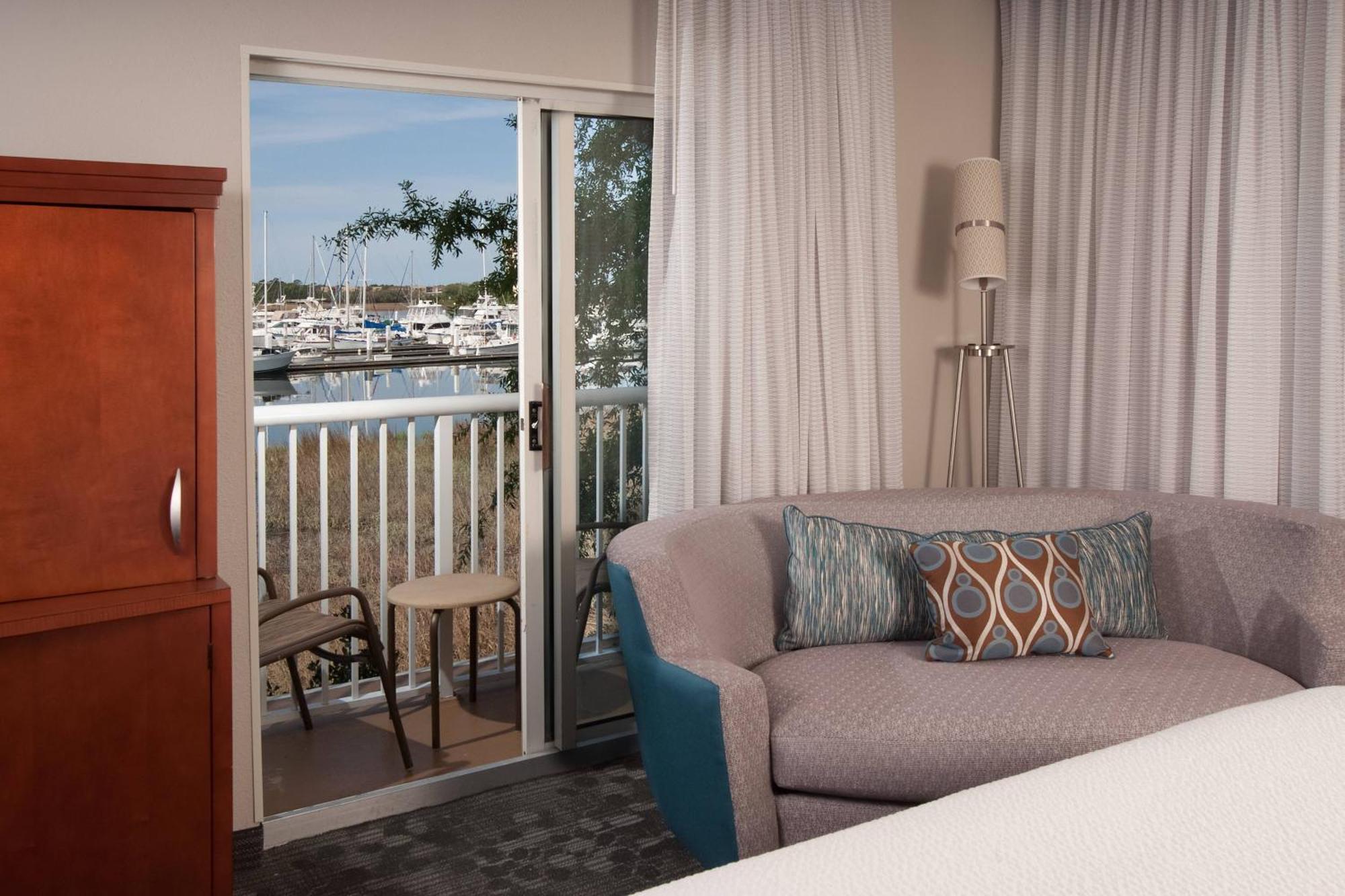 Courtyard Waterfront Hotel