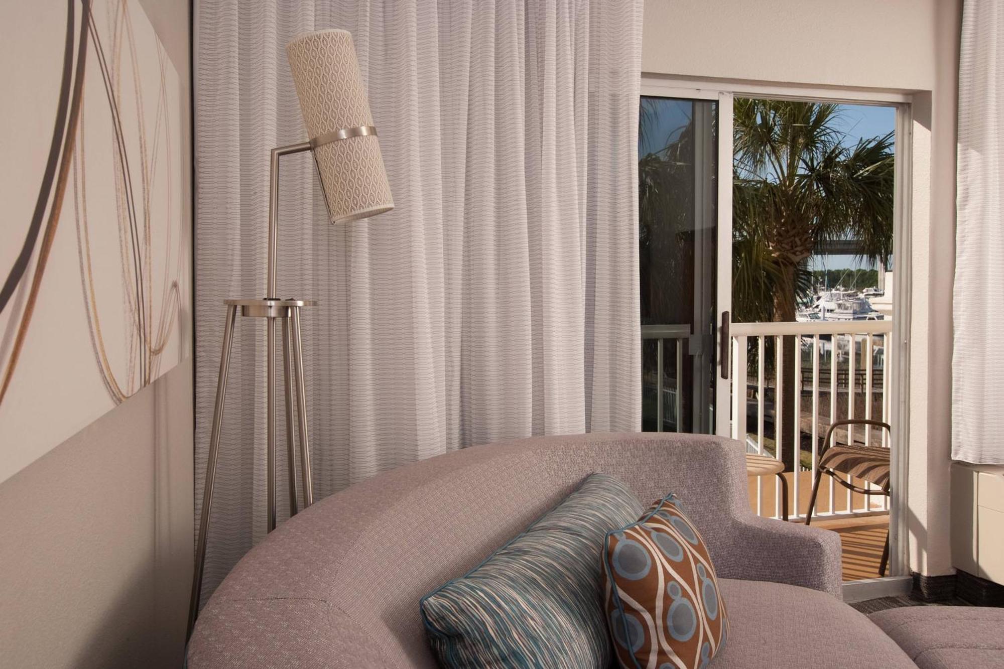 Courtyard Waterfront 3*