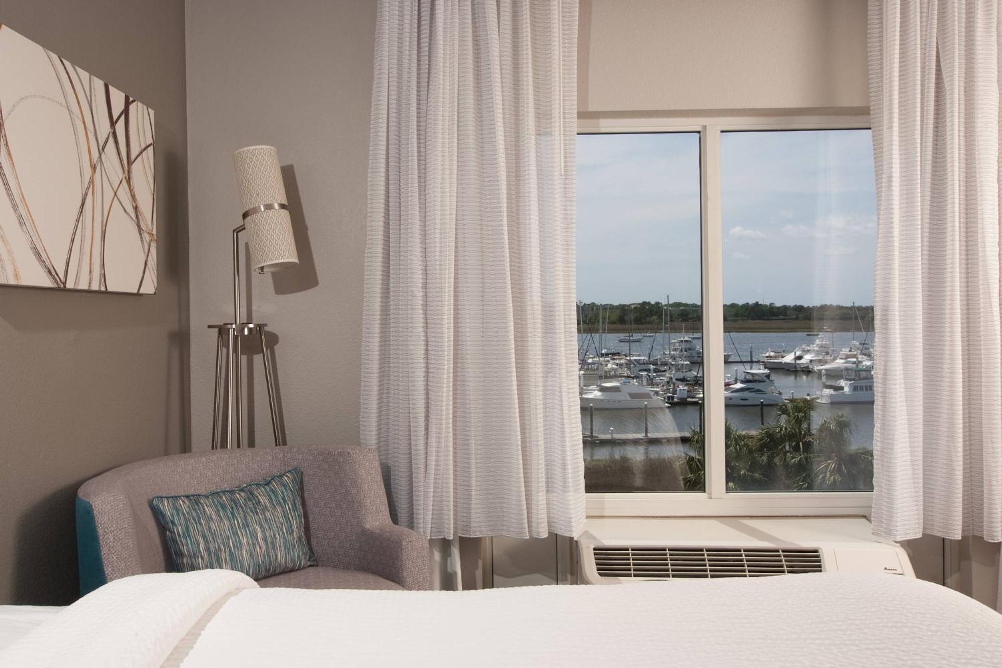 Courtyard Waterfront Charleston