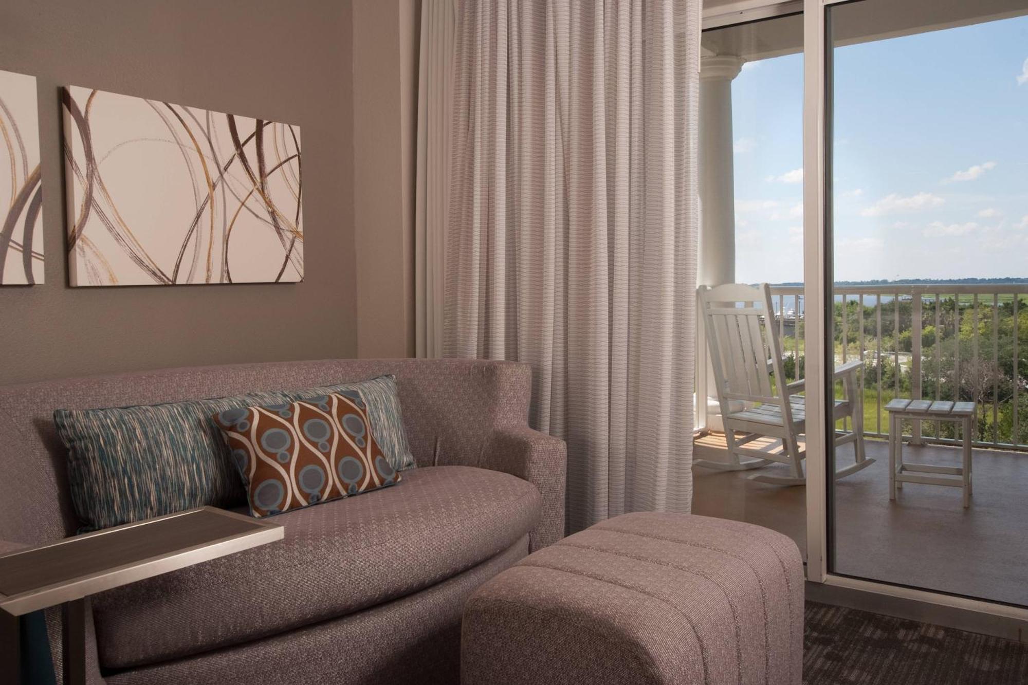 Hotel Courtyard Waterfront 3*