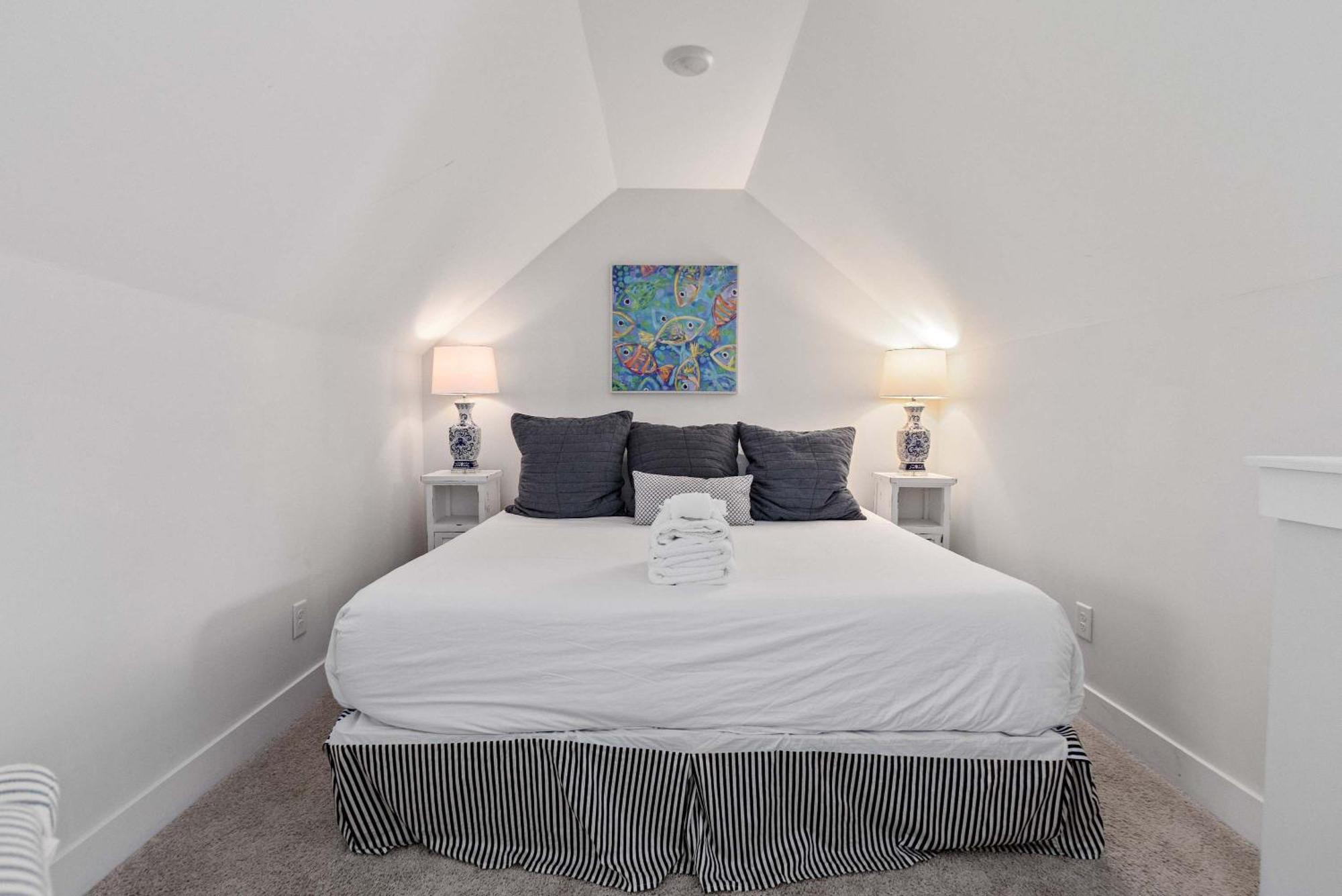 Spacious - 6 Mins To & Downtown Holiday home